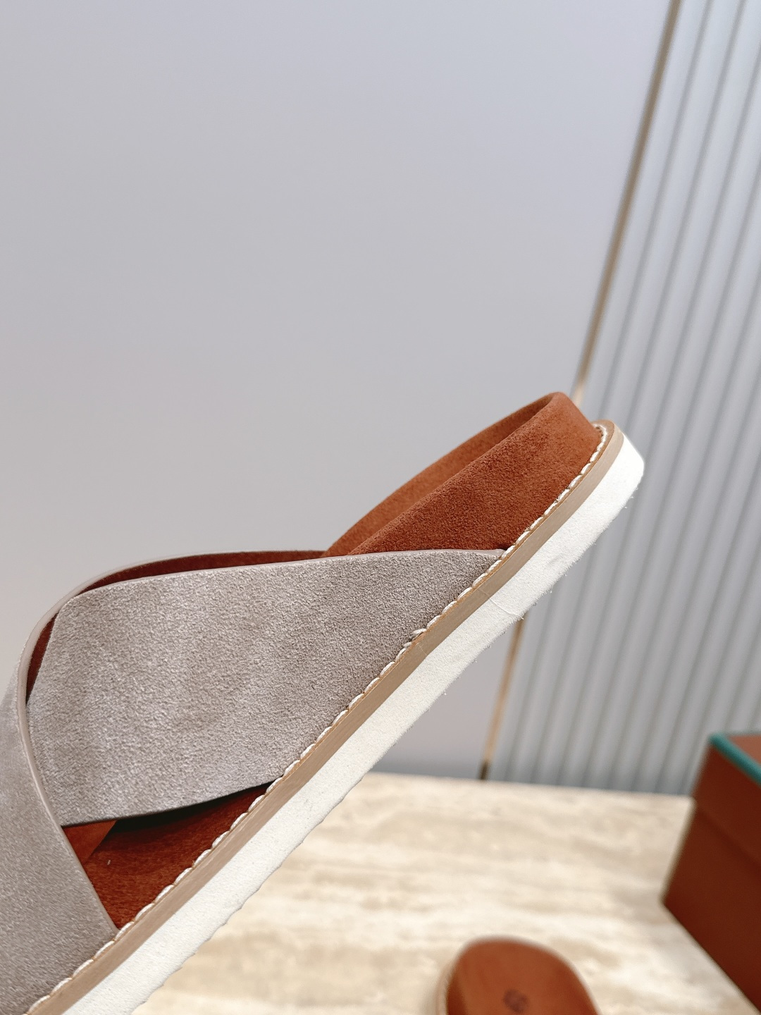 Loro Piana 诺悠翩雅 ，LP炸街男神春夏拖鞋新品专柜同步，鞋面意大利进口牛皮面料，高品质拼接工