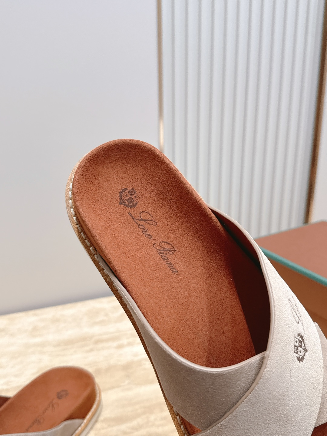 Loro Piana 诺悠翩雅 ，LP炸街男神春夏拖鞋新品专柜同步，鞋面意大利进口牛皮面料，高品质拼接工