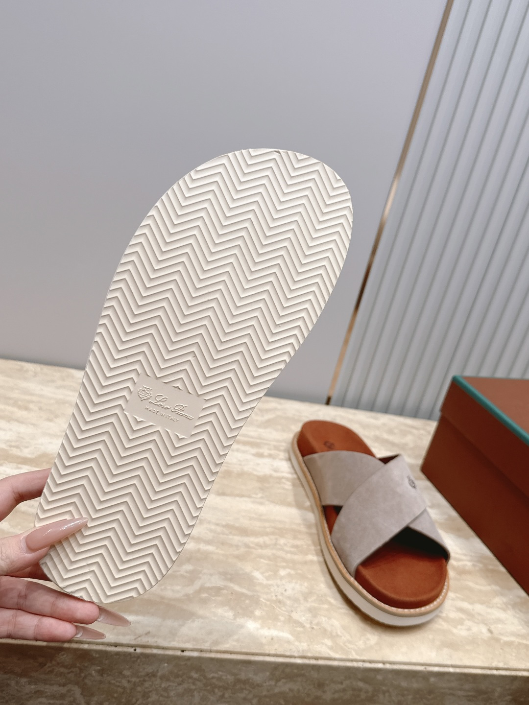 Loro Piana 诺悠翩雅 ，LP炸街男神春夏拖鞋新品专柜同步，鞋面意大利进口牛皮面料，高品质拼接工