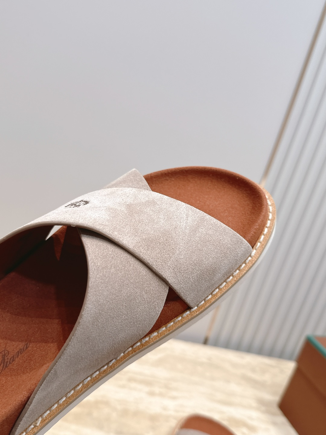 Loro Piana 诺悠翩雅 ，LP炸街男神春夏拖鞋新品专柜同步，鞋面意大利进口牛皮面料，高品质拼接工