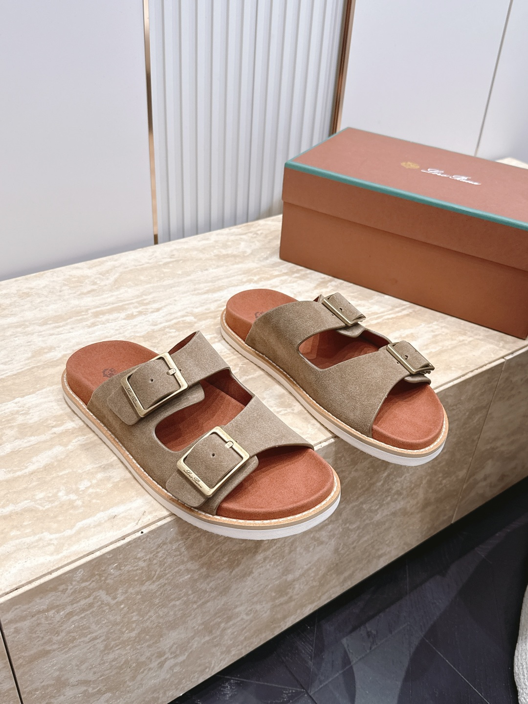 NO:885628,Loro Piana, LP's popular spring and summer slippers are synchronized with the new counters. The uppers are imported cowhide fabrics from Italy. High-quality splicing technology. The original soles are specially provided by the original factory. The exclusive molded soles are super comfortable. Original factory follow-up orders. High quality. You can enter and exit the counter at will. Comparisons are welcome. Size 39-44 (45.46 custom-made). Slippers, loro piana, loro piana, slippers, cowhide19860909Loro Piana 诺悠翩雅 ,LP 炸街男神春夏拖鞋新品专柜同步,鞋面意大利进口牛皮面料,高品质拼接工艺,鞋底原厂特供原版底,独家活动成型底超级舒适,原厂跟单货,高品质,可随意进出专柜,欢迎对比,码数 39-44（45.46定做）,拖鞋,loro piana,loro piana,slippers,cowhide,Women's Shoes