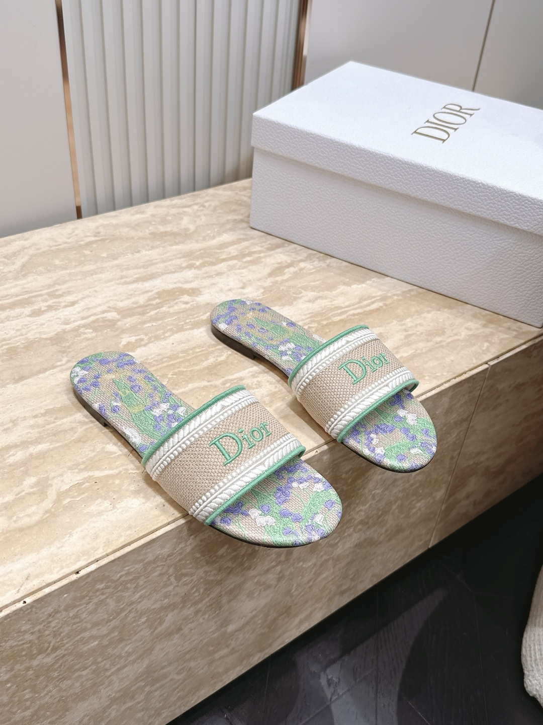 NO:885635,Top version flat bottom Dior 26ss spring and summer new embroidered petal slippers, full of love, full of summer flavor, the most popular lazy slippers this summer, trendy summer fashion slippers, high-end and classy, more suitable for lazy people, upper, original craft embroidery, inner sheepskin, original customization, genuine leather outsole  Size 35-40 (order 40.41), slippers, dior, dior, slippers, sheepskin, Leather soles19860909顶版 平底 Dior 迪奥 26ss春夏新款刺绣花瓣 拖鞋 大有爱了 满满夏天的味道 今夏最流行的懒人拖鞋 潮流夏季时尚拖鞋 高端大气上档次外 更适合懒人族们 鞋面,原版工艺刺绣 内里垫脚羊皮 原版定制,真皮大底 码数35-40（40.41订）,拖鞋,dior,dior,slippers,sheepskin,Leather soles,Women's Shoes