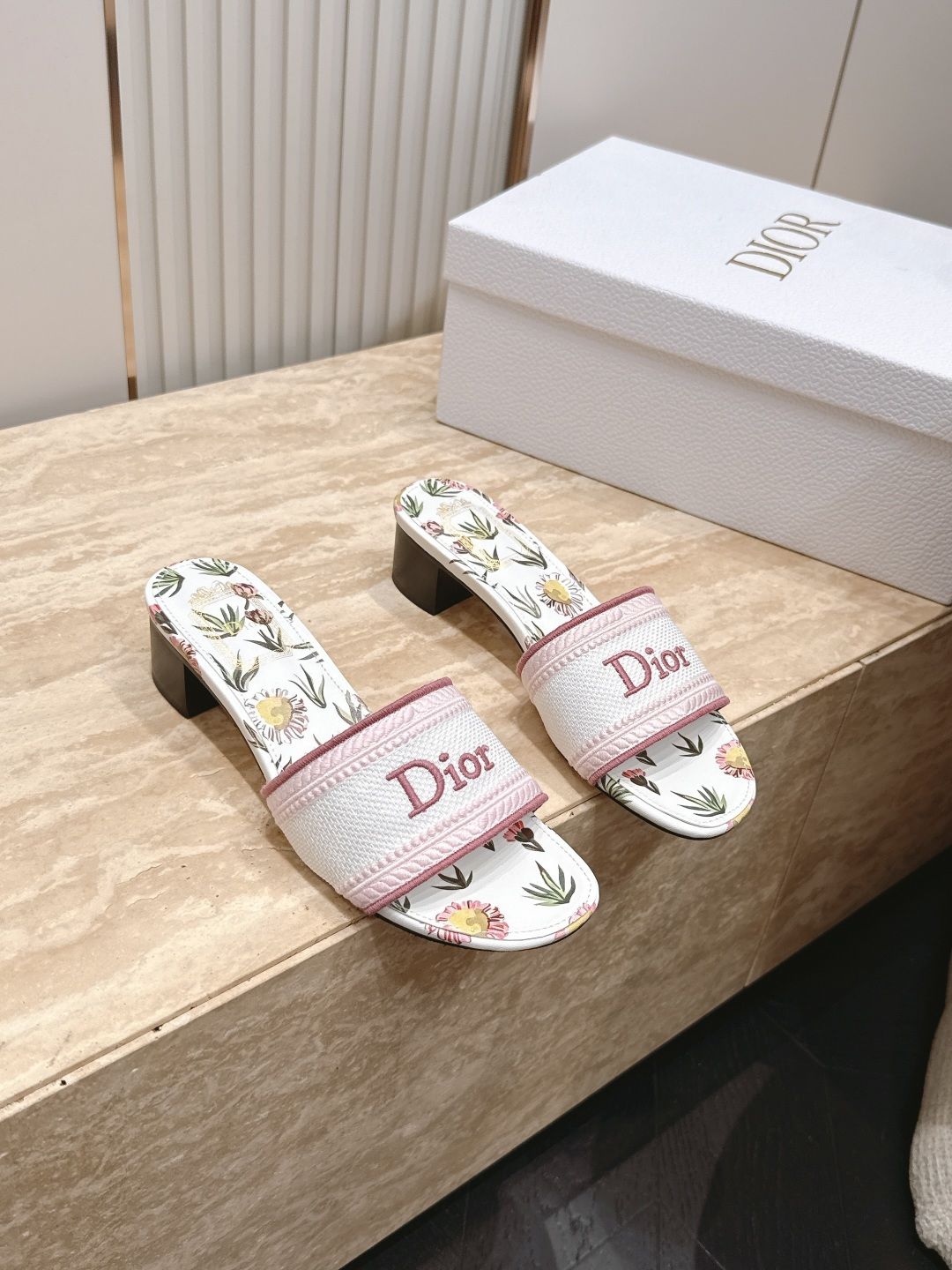 NO:885643,Top version, medium heel Dior Dior 26ss spring and summer new embroidered petal slippers, full of love, full of summer flavor, the most popular lazy slippers this summer, trendy summer fashion slippers, high-end and classy, more suitable for lazy people, upper, original craft embroidery, inner sheepskin, original customization, genuine leather outsole  Size 35-40 (order 40.41), slippers, dior, dior, slippers, sheepskin, Leather soles19860909顶版 中跟 Dior 迪奥 26ss春夏新款刺绣花瓣 拖鞋 大有爱了 满满夏天的味道 今夏最流行的懒人拖鞋 潮流夏季时尚拖鞋 高端大气上档次外 更适合懒人族们 鞋面,原版工艺刺绣 内里垫脚羊皮 原版定制,真皮大底 码数35-40（40.41订）,拖鞋,dior,dior,slippers,sheepskin,Leather soles,Women's Shoes