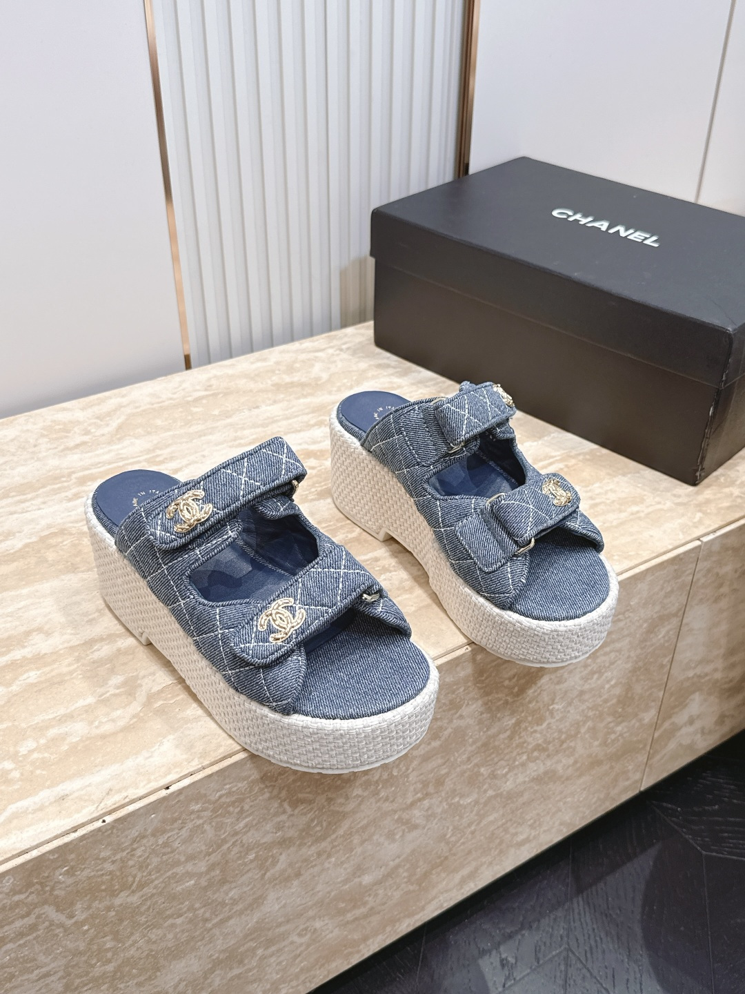 NO:885652,New color series CHANEL Chanel 2026 new sandals and slippers series, platform braided hemp rope sole, classic upgraded series, every style is great, diamond platform platform sandals, slippers, elegant and noble, comfortable and versatile, upper sheepskin/cloth, foot pad sheepskin, sole rubber outsole, code number: -35-40, slippers, chanel, chanel, sandals, slippers, sheepskin19860909新色系 CHANEL 香奈儿 2026新款凉鞋拖鞋系列 松糕编织麻绳底 经典升级系列 每个款式都很赞 菱格松糕底沙滩凉鞋 拖鞋 优雅高贵 舒适百搭 鞋面羊皮/布面 垫脚羊皮 鞋底橡胶大底 码数:-35-40,拖鞋,chanel,chanel,sandals,slippers,sheepskin,Women's Shoes