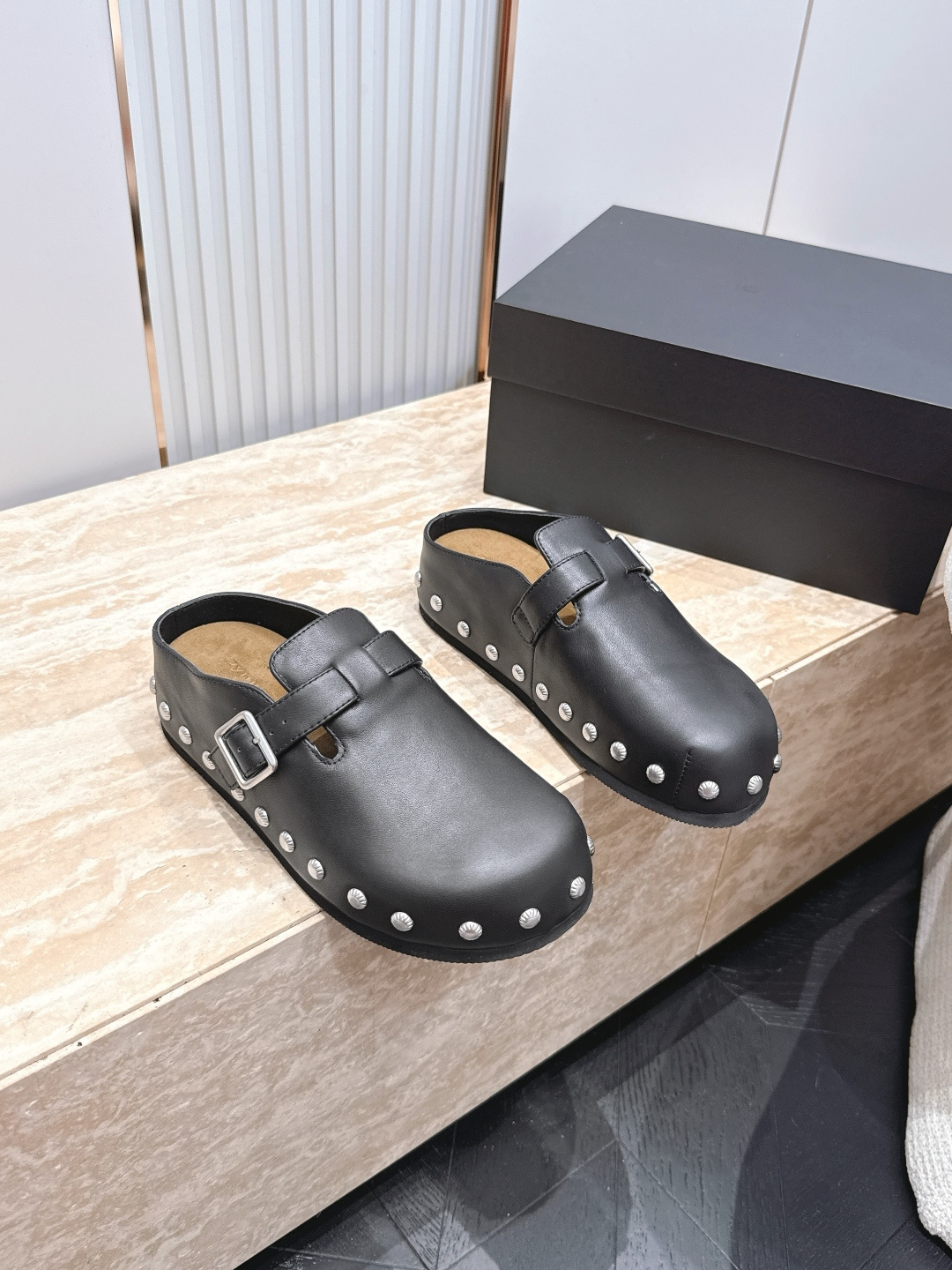 NO:885608,Dymonlatry Folia 26 spring and summer 'Folia' series thick-soled rivet suede Birkenstock slippers, with nomadic rivet decoration on the edges. By combining the carved rivet detail decoration with the practical shoe shape, the metallic luster flashes during the steps, interpreting the flexibility and calmness of urban women, a single product that combines retro friction and daily comfort. Cowhide original outsole, sole thickness is about 5 cm Size: 35-39  Order 40, half drag, slippers, cowhide, chamois leather19860909Dymonlatry Folia 26春夏'Folia'系列厚底铆钉麂皮勃肯拖鞋,鞋缘点缀游牧风铆钉装饰.通过雕花铆钉细节装饰与实用鞋型的结合,金属光泽在步履间闪烁,诠释都市女性的柔韧与从容,兼具复古摩感与日常舒适度的单品 牛皮 原版大底 底厚约5厘米 码数:35-39 40订,半拖,slippers,cowhide,chamois leather,Women's Shoes