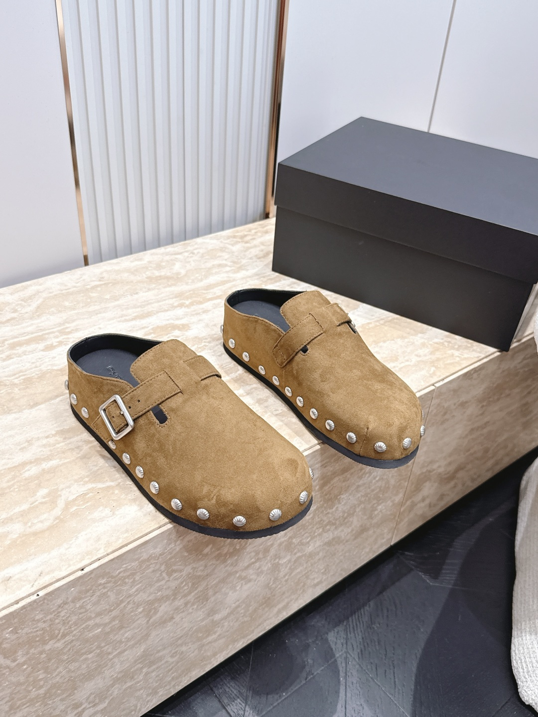 NO:885618,Dymonlatry Folia 26 spring and summer 'Folia' series thick-soled rivet suede Birkenstock slippers, with nomadic rivet decoration on the edges. By combining the carved rivet detail decoration with the practical shoe shape, the metallic luster flashes during the steps, interpreting the flexibility and calmness of urban women, a single product that combines retro friction and daily comfort. Cowhide original outsole, sole thickness is about 5 cm Size: 35-39  Order 40, half drag, slippers, cowhide, chamois leather19860909Dymonlatry Folia 26春夏'Folia'系列厚底铆钉麂皮勃肯拖鞋,鞋缘点缀游牧风铆钉装饰.通过雕花铆钉细节装饰与实用鞋型的结合,金属光泽在步履间闪烁,诠释都市女性的柔韧与从容,兼具复古摩感与日常舒适度的单品 牛皮 原版大底 底厚约5厘米 码数:35-39 40订,半拖,slippers,cowhide,chamois leather,Women's Shoes