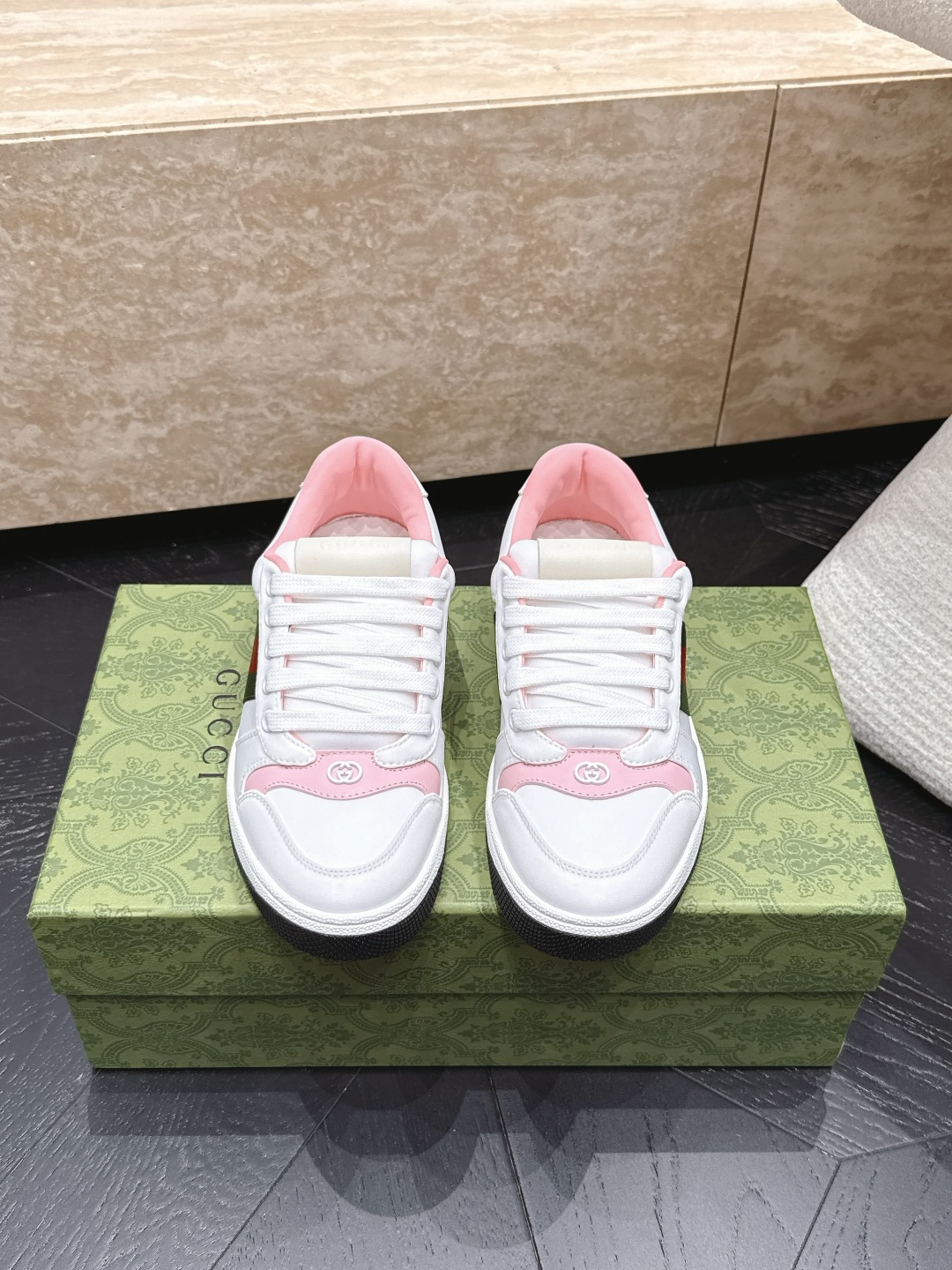 NO:885523,[Color-blocked Dirty Shoes for Couples] The entire series of Gucci Gucci Dirty Shoes has been upgraded and has been in production for a long time. GG Gucci series distressed casual dirty shoes for the catwalk. ZP develops pure original version...metal double G crystal cylindrical mark...Gucc original pattern webbing...upper color-brushed cowhide frosted splicing classic double G cloth. Fabric: Original custom cowhide/color-blocking process. Lining: original custom breathable woven fabric. Foot: original custom cowhide injection molding. Outsole:  Original molded two-color TPU outsole Packaging: Original airplane box packaging Size: 35-44 (40 for women and 45 for men. Customized and non-returnable), casual shoes/sports shoes, gucci, gucci, sneakers, cowhide19860909【情侣拼色小脏鞋】 Gucci古驰小脏鞋全系列升级 长期做货 GG古奇系列做旧休闲小脏鞋走秀款 ZP开发纯原版本……金属双G水晶圆柱形标……Gucc原版纹织带……鞋面擦色牛皮磨砂拼接经典双G布 面料: 原版定制牛皮/拼色工艺 内里: 原版定制透气织布 垫脚: 原版定制牛皮注塑成型 大底: 原版开模双色TPU大底 包装: 原版飞机盒包装 码数: 35-44（女40男45.定制不退换）,休闲鞋/运动鞋,gucci,gucci,sneakers,cowhide,Women's Shoes