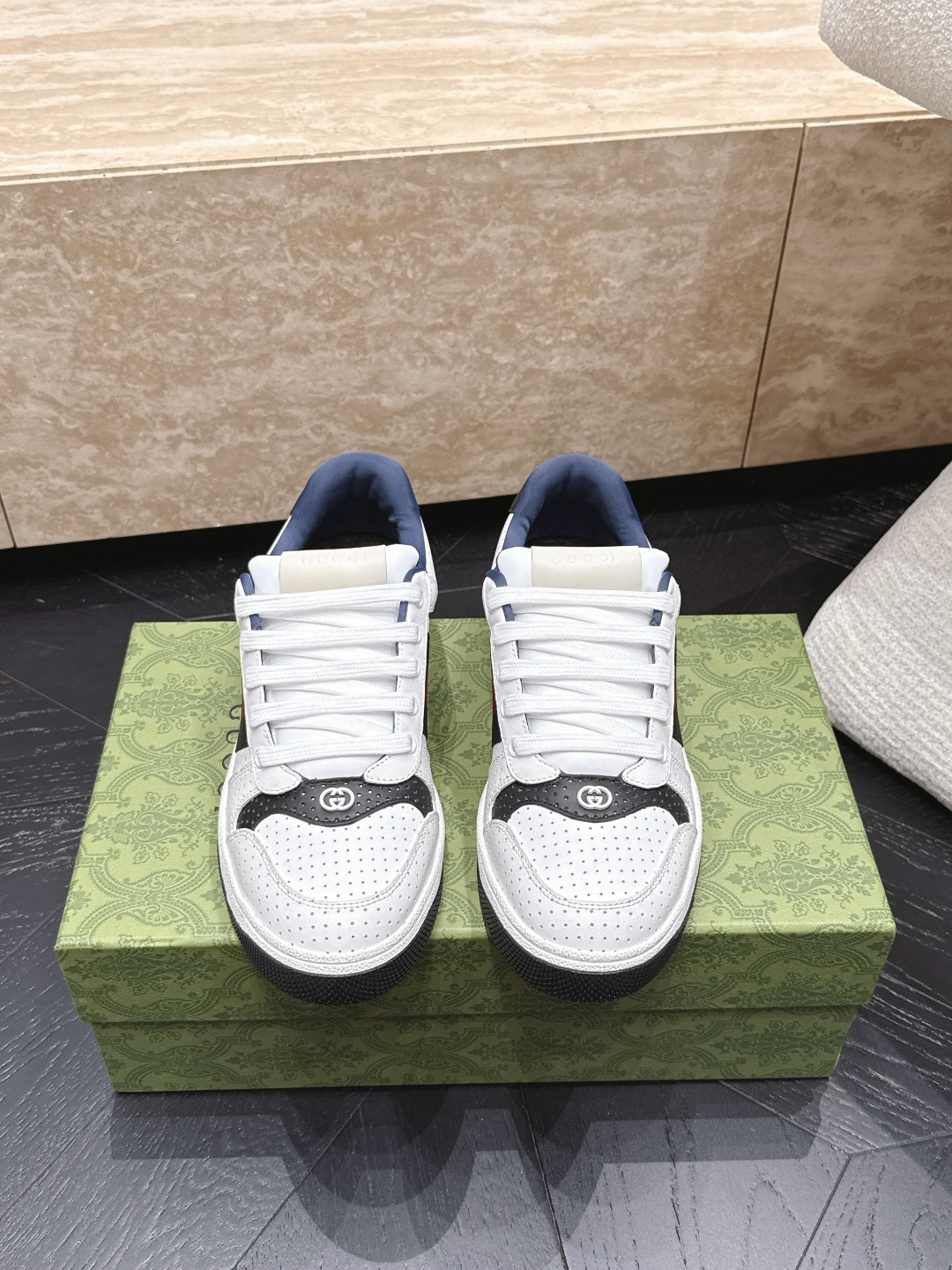 NO:885530,[Color-blocked Dirty Shoes for Couples] Gucci's full range of Gucci Dirty Shoes has been upgraded and has been in production for a long time. GG Gucci series of distressed casual dirty shoes for the catwalk. ZP has developed pure original versions...metal double G crystal cylindrical logo...Gucc original pattern webbing...upper color-brushed cowhide frosted splicing classic double G cloth. Fabric: Original custom cowhide/color-blocking process. Lining: original custom breathable woven fabric. Foot: original custom cowhide injection molding. Outsole:  Original molded two-color TPU outsole Packaging: Original airplane box packaging Size: 35-44 (40 for women and 45 for men. Customized and non-returnable), casual shoes/sports shoes, gucci, gucci, sneakers, cowhide19860909【情侣拼色小脏鞋】 Gucci 古驰小脏鞋全系列升级 长期做货 GG古奇系列做旧休闲小脏鞋走秀款 ZP开发纯原版本……金属双G水晶圆柱形标……Gucc原版纹织带……鞋面擦色牛皮磨砂拼接经典双G布 面料: 原版定制牛皮/拼色工艺 内里: 原版定制透气织布 垫脚: 原版定制牛皮注塑成型 大底: 原版开模双色TPU大底 包装: 原版飞机盒包装 码数: 35-44（女40男45.定制不退换）,休闲鞋/运动鞋,gucci,gucci,sneakers,cowhide,Women's Shoes