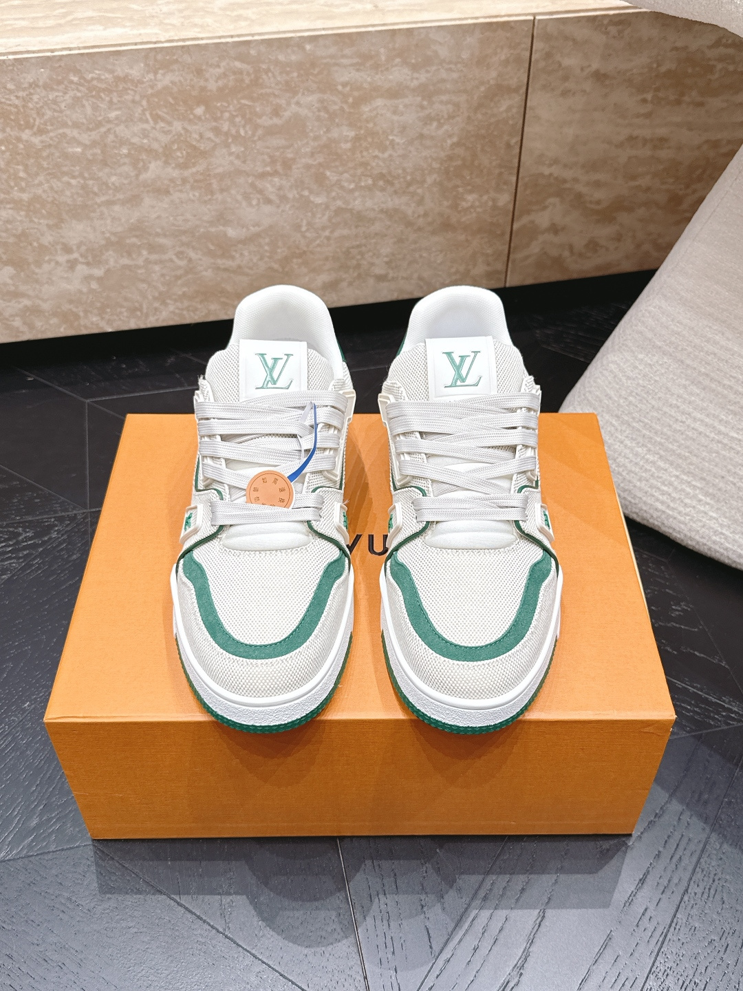 NO:885542,Top version LV trainer for couples~~New upgraded version~~Classic return Couple model, skateboard shoes, basketball shoes, sports shoes... LV new sports series; retro style sense; embraces many classic elements of the family; super handsome~~ Full leather fabric, with LV badge cloth cover, breathable gauze lining, original outsole, original shoe last, more details compared to the real product, perfect and high  size 35-45 (female 40.41 male 45 custom-made), casual shoes/sports shoes, louis vuitton, sneakers19860909顶级版本 情侣款 LV trainer~~全新升级版~~经典回归 情侣款,滑板鞋,篮球鞋,运动鞋…… LV全新运动系列；复古风视感；拥入家族多方面经典原素；超级帅气~~ 全皮革面料,搭配Lv徽章布面,透气纱网内里,原版大底,原版鞋楦,更多细节对比大货实物完美高 size35—45（女40.41男45定做）,休闲鞋/运动鞋,louis vuitton,sneakers,Women's Shoes