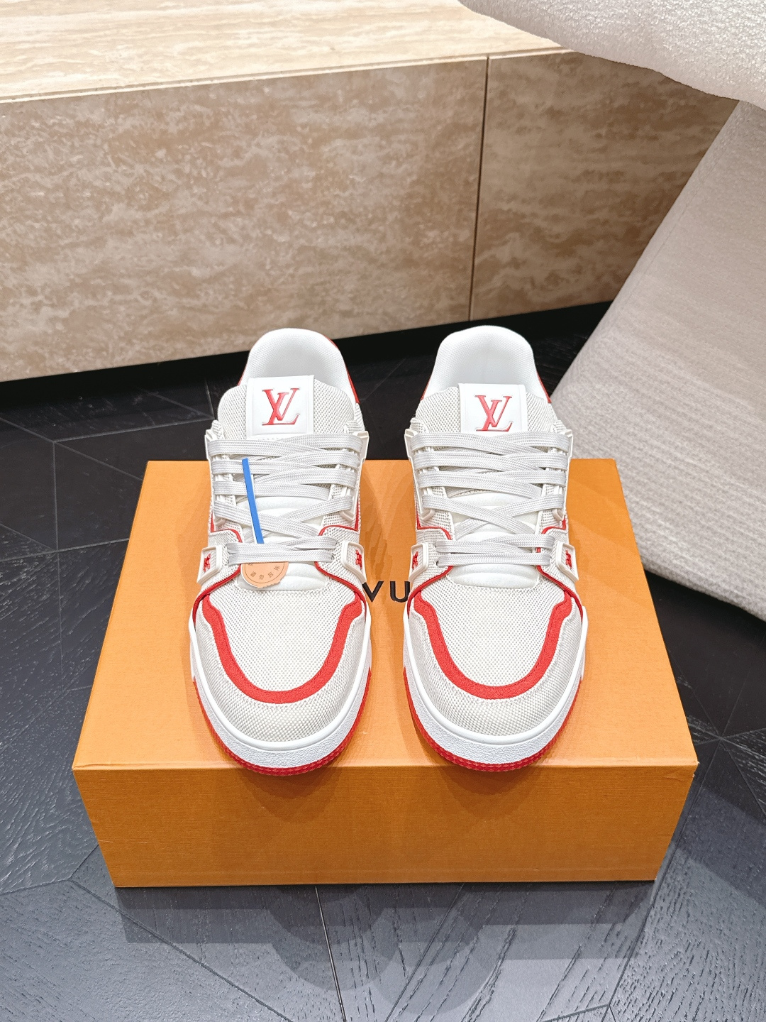 NO:885548,Top version LV trainer for couples~~New upgraded version~~Classic return Couple model, skateboard shoes, basketball shoes, sports shoes... LV new sports series; retro style sense; embraces many classic elements of the family; super handsome~~ Full leather fabric, with LV badge cloth cover, breathable gauze lining, original outsole, original shoe last, more details compared to the real product, perfect  size 35-45 (female 40.41 male 45 custom-made), casual shoes/sports shoes, louis vuitton, sneakers19860909顶级版本 情侣款 LV trainer~~全新升级版~~经典回归 情侣款,滑板鞋,篮球鞋,运动鞋…… LV全新运动系列；复古风视感；拥入家族多方面经典原素；超级帅气~~ 全皮革面料,搭配Lv徽章布面,透气纱网内里,原版大底,原版鞋楦,更多细节对比大货实物完美 size35—45（女40.41男45定做）,休闲鞋/运动鞋,louis vuitton,sneakers,Women's Shoes