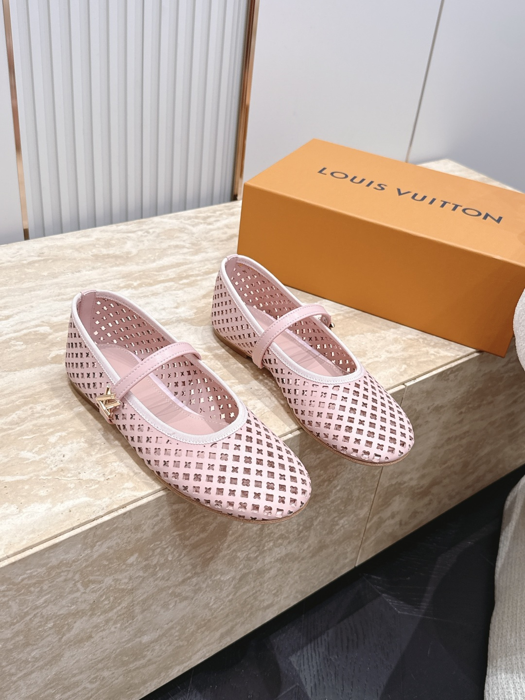 NO:885517,LV donkey brand 2026 vs spring and summer Paris purchasing the latest popular fashion shoes series... [Round toe punched flat shoes] Original buckle molding. Comes with original logo. Super dazzling. It looks high-end and classy at first glance, making you stand out - MATERIAL Material - Fabric: Original customized cowhide/punching process Lining: Original customized sheepskin Foot: Original customized sheepskin Outsole: Original customized leather outsole  Heel height: 1.0cm Packaging: Original complete package Number of yards: 35-39 (40.41.42. Customization is not returnable) Color: Official website updated simultaneously, ballet shoes, louis vuitton, louis vuitton, cowhide, sheepskin, Leather soles19860909LV驴牌2026vs春夏夏巴黎代购最新爆款时装单鞋系列……【圆头冲孔平底单鞋】 原版扣开模 附带原版logo 超级炫美 一眼看上去就高端大气上档次,让你齁的柱所以主场 - MATERIAL 材质 - 面料: 原版定制牛皮/冲孔工艺 内里: 原版定制羊皮 垫脚: 原版定制羊皮 大底: 原版定制真皮大底 跟高: 1.0cm 包装: 原版全套包装 码数: 35-39（40.41.42.定制不退换） 颜色:官网同步更新,芭蕾舞鞋,louis vuitton,louis vuitton,cowhide,sheepskin,Leather soles,Women's Shoes