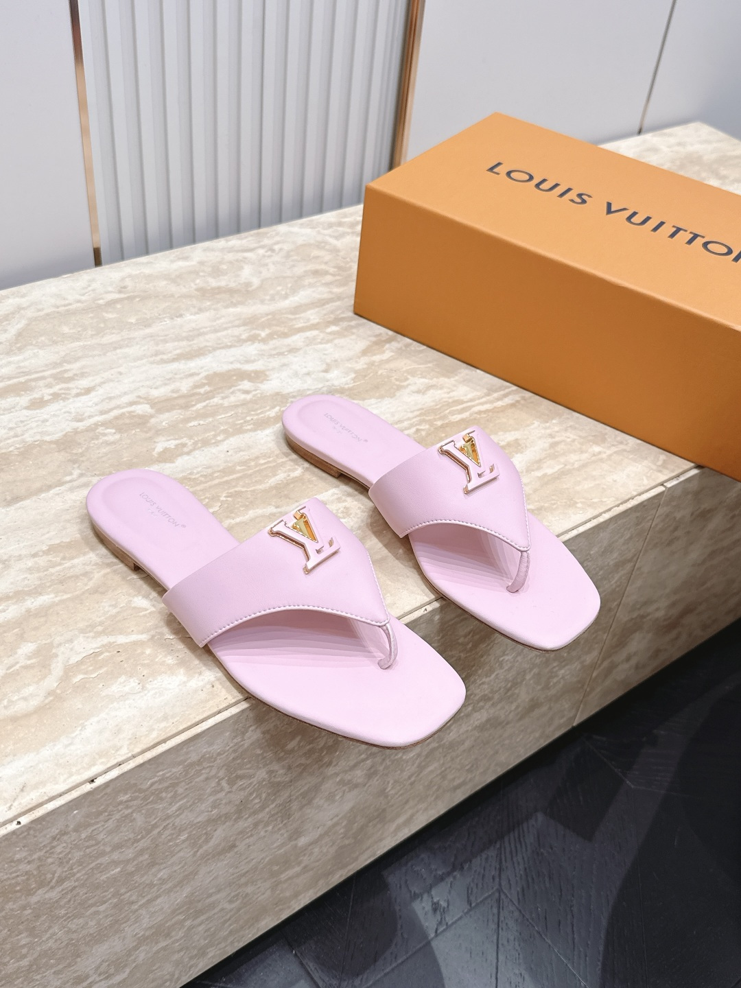 NO:885511,LV donkey brand 2026 vs spring and summer Paris purchasing latest popular sandals series... [Square-toe flip-flops] Original buckle molded with original logo, super dazzling and high-end at first glance, making you stand out - MATERIAL Material - Fabric: Original custom cowhide Lining: Original custom sheepskin Foot: Original custom sheepskin Outsole: Original custom leather outsole Heel height: 1.0cm  Packaging: Original full set of packaging Number of yards: 35-39 (40.41.42. Customization is not returnable) Color: Official website updated simultaneously, split-toe shoes, louis vuitton, louis vuitton, sandals, cowhide, sheepskin, Leather soles19860909LV驴牌2026vs春夏夏巴黎代购最新爆款凉鞋系列……【方头夹趾凉拖】 原版扣开模 附带原版logo 超级炫美 一眼看上去就高端大气上档次,让你齁的柱所以主场 - MATERIAL 材质 - 面料: 原版定制牛皮 内里: 原版定制羊皮 垫脚: 原版定制羊皮 大底: 原版定制真皮大底 跟高: 1.0cm 包装: 原版全套包装 码数: 35-39（40.41.42.定制不退换） 颜色:官网同步更新,分趾鞋,louis vuitton,louis vuitton,sandals,cowhide,sheepskin,Leather soles,Women's Shoes