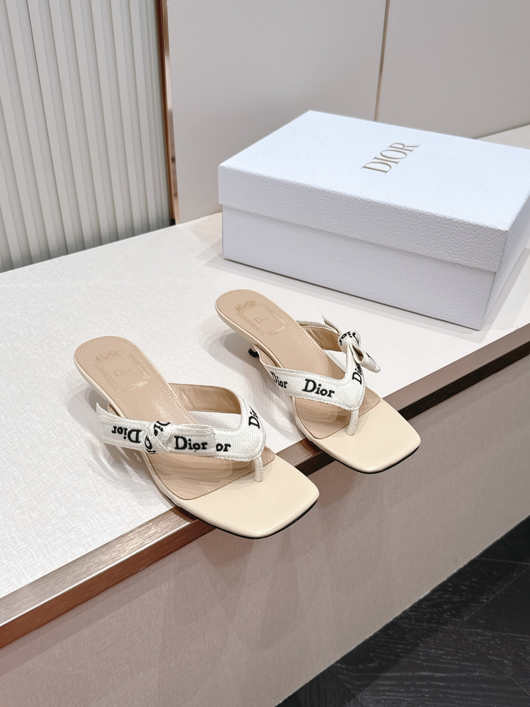 NO:885600,Purchasing-grade Dior 26ss spring and summer series new letter web kitten heel mid-heeled sandals and slippers are made with the brand's iconic letter web and matched with leather footbeds of the same color. They are simple yet full of high-end. The Dior logo on the webbing is clear and neat, and the bow design adds a gentle and sweet atmosphere. It is a big-name style that can be recognized at a glance.  The matching is very adaptable. Pair it with drapey suit pants to create a lazy and casual French atmosphere. Pair it with denim shorts or a floral dress to unlock a fresh and sweet summer look. It can be easily held for daily outings and beach vacations, and you can wear it effortlessly with a fashionable feel. Original custom-made fabric for the upper, sheepskin lining, and Italian genuine leather outsole.  size 35-41 (customized sizes 40 and 41 are not returnable), split-toe shoes, dior, dior, sandals, slippers, skirts, shorts, business suit, sheepskin, Leather soles19860909代购级 Dior 迪奥 26ss春夏季系列 新款字母织带小猫跟中跟凉鞋拖鞋 以品牌标志性的字母织带打造,搭配同色系的皮质鞋床,简约中带着满满的高级感,织带上的Dior标识清晰利落,蝴蝶结的设计又添了几分温柔甜美的气息,是一眼就能认出的大牌格调. 搭配上适配度超高,搭垂感西装裤是慵懒随性的法式氛围,配牛仔短裤或碎花连衣裙又能解锁清新甜美的夏日造型,日常出街、海边度假都能轻hold住,不费力就能穿出时髦感. 鞋面原版定制面料 内里羊皮 大底意大利真皮大底 size35-41码（40、41码定制不退换）,分趾鞋,dior,dior,sandals,slippers,skirts,shorts,business suit,sheepskin,Leather soles,Women's Shoes
