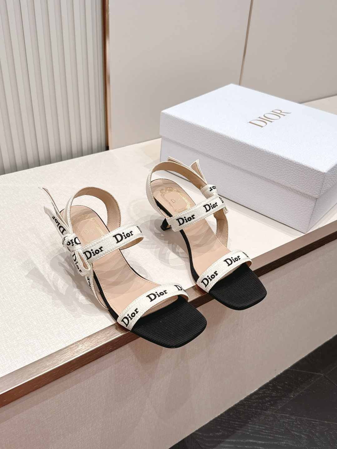 NO:885579,Purchasing agent Dior 26ss spring and summer series new letter web high-heeled sandals and slippers are made with the brand's iconic letter web and matched with leather footbeds of the same color. They are simple yet full of high-end. The Dior logo on the webbing is clear and neat, and the bow design adds a gentle and sweet atmosphere. It is a big-name style that can be recognized at a glance.  The matching is very adaptable. Pair it with drapey suit pants for a lazy and casual French atmosphere. Pair it with denim shorts or a floral dress to unlock a fresh and sweet summer look. It can be easily worn for daily outings and beach vacations, and you can wear it effortlessly fashionable. Original custom-made fabric for the upper, sheepskin lining, Italian genuine leather outsole, size 35-41 (customized sizes 40 and 41 are non-returnable), high heels and slippers, dior, dior, sandals, high  heels,slippers,skirts,shorts,business suit,sheepskin,Leather soles19860909代购级 Dior 迪奥 26ss春夏季系列 新款字母织带高跟凉鞋拖鞋 以品牌标志性的字母织带打造,搭配同色系的皮质鞋床,简约中带着满满的高级感,织带上的Dior标识清晰利落,蝴蝶结的设计又添了几分温柔甜美的气息,是一眼就能认出的大牌格调. 搭配上适配度超高,搭垂感西装裤是慵懒随性的法式氛围,配牛仔短裤或碎花连衣裙又能解锁清新甜美的夏日造型,日常出街、海边度假都能轻hold住,不费力就能穿出时髦感. 鞋面原版定制面料 内里羊皮 大底意大利真皮大底 size35-41码（40、41码定制不退换）,高跟鞋拖鞋,dior,dior,sandals,high heels,slippers,skirts,shorts,business suit,sheepskin,Leather soles,Women's Shoes