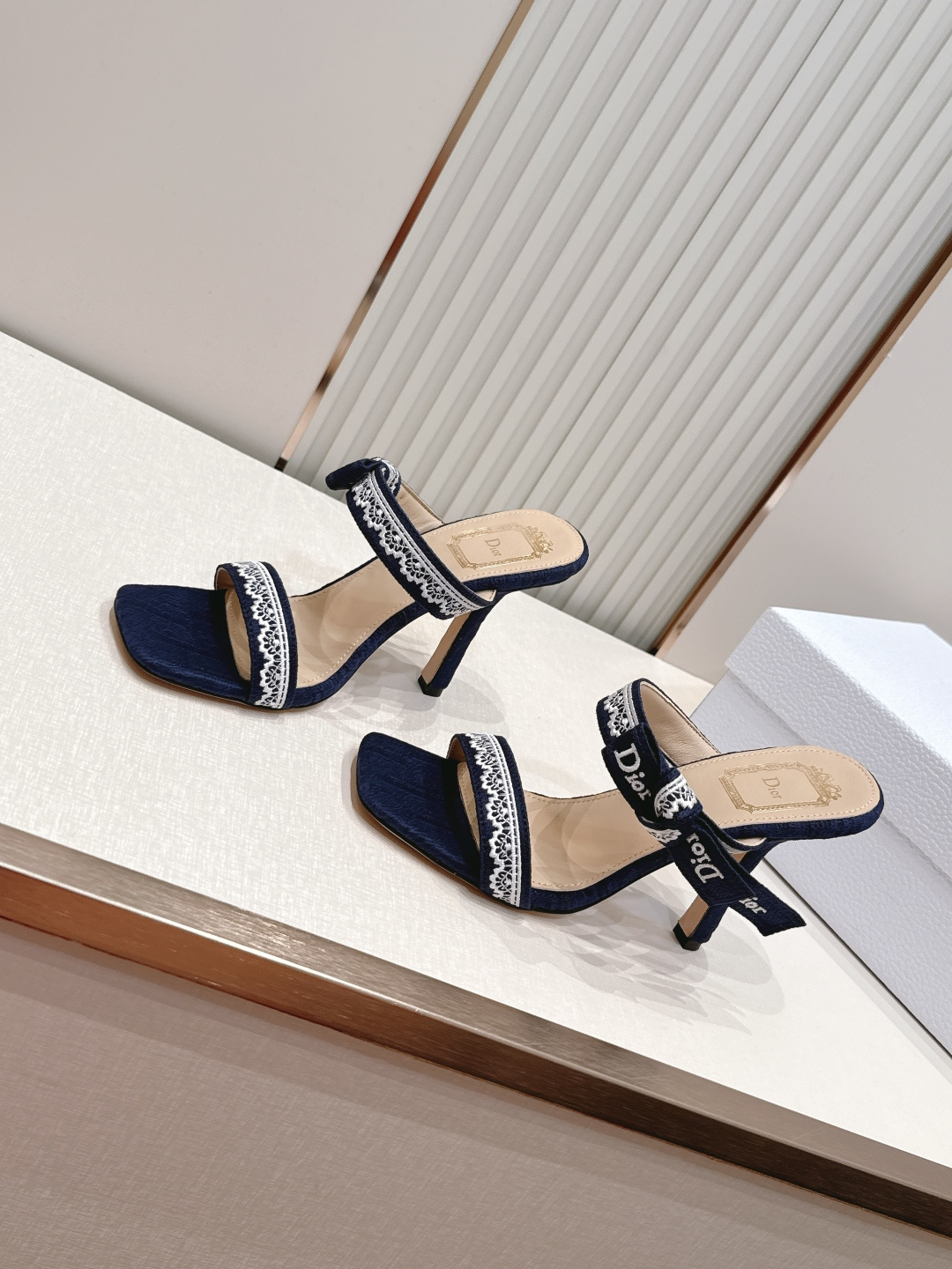 NO:885591,Purchasing agent Dior 26ss spring and summer series new letter embroidered webbing high-heeled sandals and slippers are made with the brand's iconic letter embroidered webbing, matched with leather footbeds of the same color, simple yet full of high-end sense, the Dior logo on the webbing is clear and neat, and the bow design adds a gentle and sweet atmosphere. It is a big-name style that can be recognized at a glance.  The matching is very adaptable. Pair it with drapey suit pants for a lazy and casual French atmosphere. Pair it with denim shorts or a floral dress to unlock a fresh and sweet summer look. It can be easily worn for daily outings and beach vacations, and you can wear it effortlessly fashionable. Original custom-made fabric for the upper, sheepskin lining, Italian genuine leather outsole, size 35-41 (customized sizes 40 and 41 are non-returnable), high heels and slippers, dior, dior, sandals, high  heels,slippers,skirts,shorts,business suit,sheepskin,Leather soles19860909代购级 Dior 迪奥 26ss春夏季系列 新款字母刺绣织带高跟凉鞋拖鞋 以品牌标志性的字母刺绣织带打造,搭配同色系的皮质鞋床,简约中带着满满的高级感,织带上的Dior标识清晰利落,蝴蝶结的设计又添了几分温柔甜美的气息,是一眼就能认出的大牌格调. 搭配上适配度超高,搭垂感西装裤是慵懒随性的法式氛围,配牛仔短裤或碎花连衣裙又能解锁清新甜美的夏日造型,日常出街、海边度假都能轻hold住,不费力就能穿出时髦感. 鞋面原版定制面料 内里羊皮 大底意大利真皮大底 size35-41码（40、41码定制不退换）,高跟鞋拖鞋,dior,dior,sandals,high heels,slippers,skirts,shorts,business suit,sheepskin,Leather soles,Women's Shoes