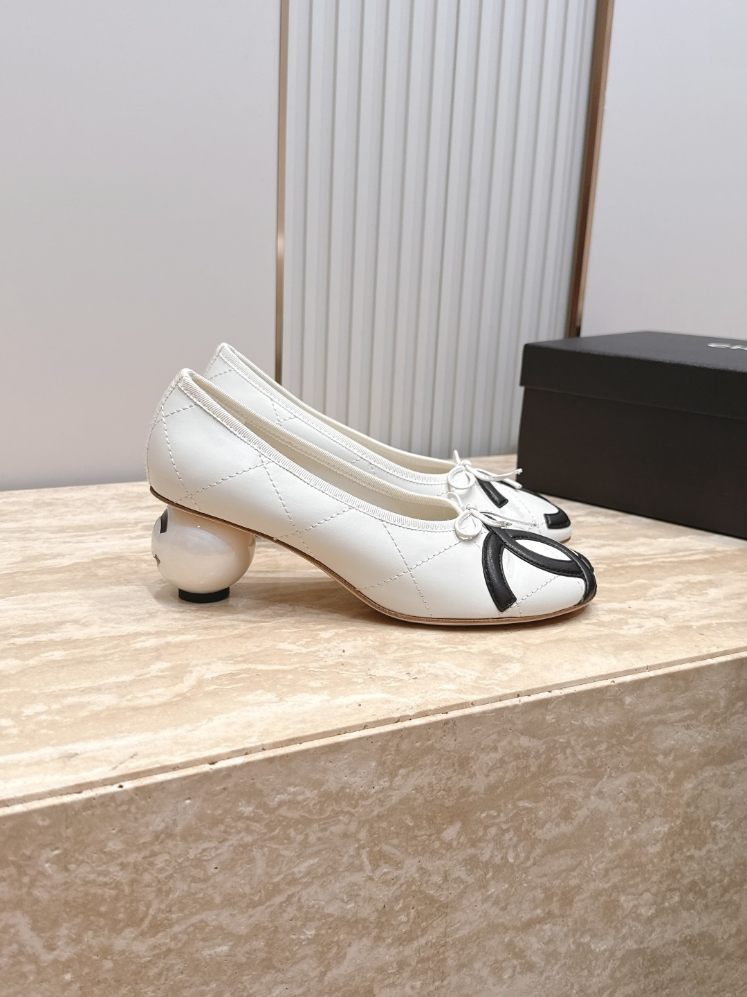 NO:885556,CHANEL Chanel 26vs spring and summer counter's latest fashion shoe series...round-toe pearl heel shoes. Ms. Chanel loves simple and irresistible styles. The combination shows a unique dressing style, free mix and match to shine in place and follow the fashionable steps of grandma!  !  !  The top-notch craftsmanship and texture are perfectly presented. No matter any details, you can compare them with the counters. You can enter and exit the counters at will with the best quality goods!  !  Fabric: Original customized sheepskin/color matching process Lining: Original customized sheepskin Foot pads: Original customized sheepskin Outsole: Original customized leather combination sole Heel height: 5cm Size: 35-39 (40.41. Customized items are non-refundable), single shoes, chanel, chanel, sheepskin19860909CHANEL 香奈儿26vs春夏专柜最新时装单鞋系列……圆头珍珠跟单鞋 香奈儿女士钟爱简约又难以抗拒系 搭配展现与众不同的穿搭风格、自由混搭闪耀到位跟紧香奶奶时尚步伐！！！ 顶级工艺质感完美呈现,无论任何细节均可对比专柜,最好级别的顶级货,随意进出专柜！！ 面料: 原版定制羊皮/拼色工艺 内里: 原版定制羊皮 垫脚: 原版定制羊皮 大底: 原版定制真皮组合底 跟高: 5cm 码数: 35-39（40.41.定制不退换）,单鞋,chanel,chanel,sheepskin,Women's Shoes