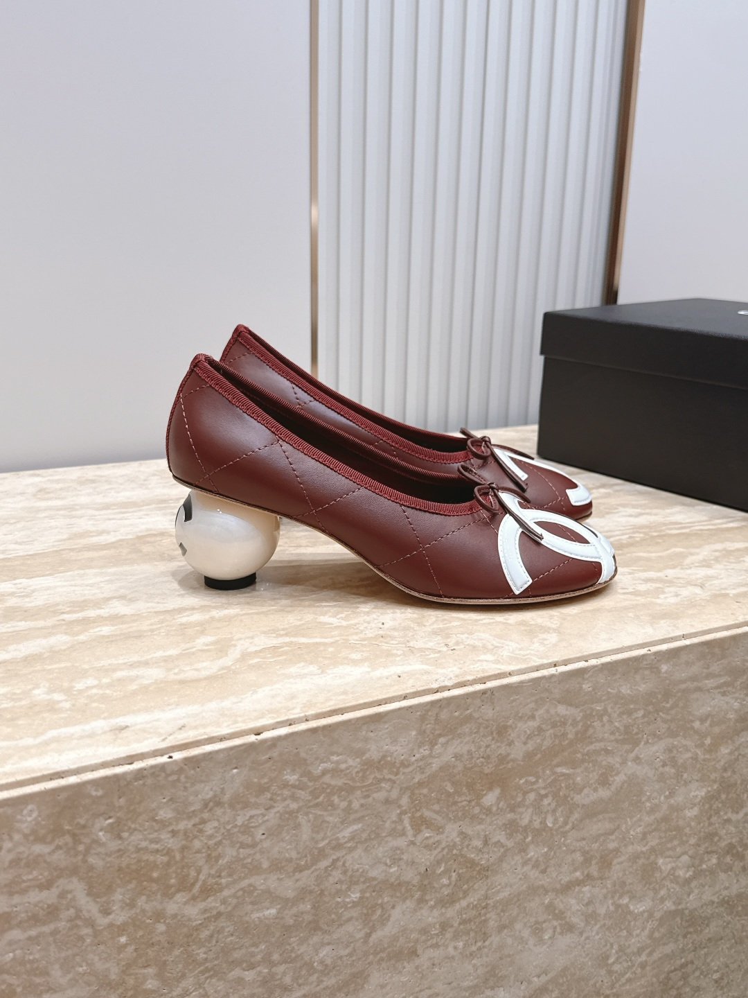 NO:885563,CHANEL Chanel 26vs spring and summer counter's latest fashion shoe series...round-toe pearl heel shoes. Ms. Chanel loves simple and irresistible styles. The combination shows a unique dressing style, free mix and match to shine in place and follow the fashionable steps of grandma!  !  !  The top-notch craftsmanship and texture are perfectly presented. No matter any details, you can compare them with the counters. You can enter and exit the counters at will with the best quality goods!  !  Fabric: Original customized sheepskin/color matching process Lining: Original customized sheepskin Foot pads: Original customized sheepskin Outsole: Original customized leather combination sole Heel height: 5cm Size: 35-39 (40.41. Customized items are non-refundable), single shoes, chanel, chanel, sheepskin19860909CHANEL 香奈儿26vs春夏专柜最新时装单鞋系列……圆头珍珠跟单鞋 香奈儿女士钟爱简约又难以抗拒系 搭配展现与众不同的穿搭风格、自由混搭闪耀到位跟紧香奶奶时尚步伐！！！ 顶级工艺质感完美呈现,无论任何细节均可对比专柜,最好级别的顶级货,随意进出专柜！！ 面料: 原版定制羊皮/拼色工艺 内里: 原版定制羊皮 垫脚: 原版定制羊皮 大底: 原版定制真皮组合底 跟高: 5cm 码数: 35-39（40.41.定制不退换）,单鞋,chanel,chanel,sheepskin,Women's Shoes
