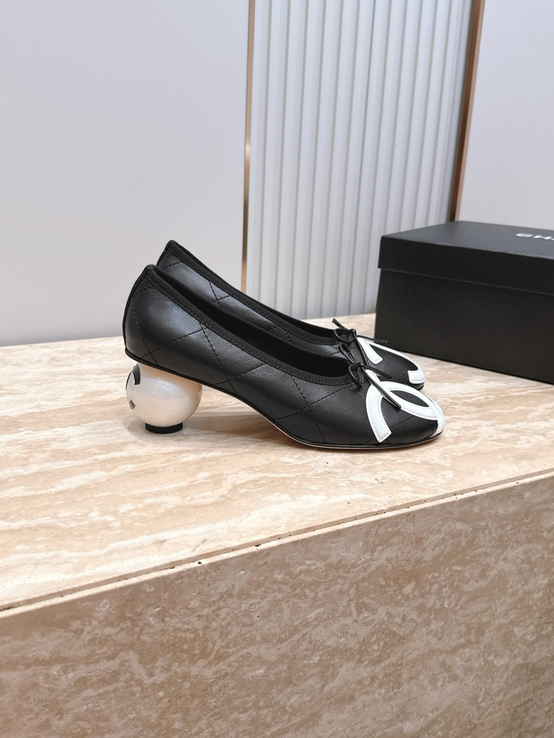 NO:885567,CHANEL Chanel 26vs spring and summer counter's latest fashion shoe series...round-toe pearl heel shoes. Ms. Chanel loves simple and irresistible styles. The combination shows a unique dressing style, free mix and match to shine in place and follow the fashionable steps of grandma!  !  !  The top-notch craftsmanship and texture are perfectly presented. No matter any details, you can compare them with the counters. You can enter and exit the counters at will with the best quality goods!  !  Fabric: Original customized sheepskin/color matching process Lining: Original customized sheepskin Foot pads: Original customized sheepskin Outsole: Original customized leather combination sole Heel height: 5cm Size: 35-39 (40.41. Customized items are non-refundable), single shoes, chanel, chanel, sheepskin19860909CHANEL 香奈儿26vs春夏专柜最新时装单鞋系列……圆头珍珠跟单鞋 香奈儿女士钟爱简约又难以抗拒系 搭配展现与众不同的穿搭风格、自由混搭闪耀到位跟紧香奶奶时尚步伐！！！ 顶级工艺质感完美呈现,无论任何细节均可对比专柜,最好级别的顶级货,随意进出专柜！！ 面料: 原版定制羊皮/拼色工艺 内里: 原版定制羊皮 垫脚: 原版定制羊皮 大底: 原版定制真皮组合底 跟高: 5cm 码数: 35-39（40.41.定制不退换）,单鞋,chanel,chanel,sheepskin,Women's Shoes