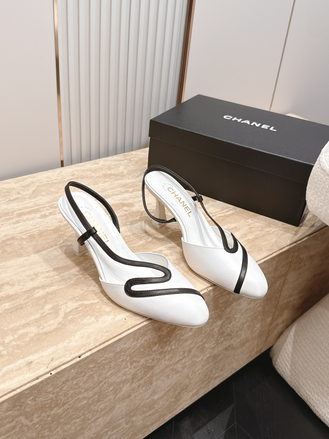 NO:885515,CHANEL Chanel 26vs early autumn counter's latest fashion shoe series... round-toe color-blocked toe sandals. Ms. Chanel loves simple and irresistible styles. The combination shows a unique dressing style, free mix and match to shine in place and follow the fashionable steps of grandma!  !  !  The top-notch craftsmanship and texture are perfectly presented. No matter any details, you can compare them with the counters. You can enter and exit the counters at will with the best quality goods!  !  Fabric: Original customized sheepskin/color matching process Lining: Original customized sheepskin Foot pads: Original customized sheepskin Outsole: Original customized leather combination sole Heel height: 7.5cm Size: 35-39 (40.41.42. Customized items are non-refundable), single-shoe sandals, chanel, chanel, sandals, sheepskin19860909CHANEL 香奈儿26vs早秋专柜最新时装鞋系列……圆头拼色包头凉鞋 香奈儿女士钟爱简约又难以抗拒系 搭配展现与众不同的穿搭风格、自由混搭闪耀到位跟紧香奶奶时尚步伐！！！ 顶级工艺质感完美呈现,无论任何细节均可对比专柜,最好级别的顶级货,随意进出专柜！！ 面料: 原版定制羊皮/拼色工艺 内里: 原版定制羊皮 垫脚: 原版定制羊皮 大底: 原版定制真皮组合底 跟高: 7.5cm 码数: 35-39（40.41.42.定制不退换）,单鞋凉鞋,chanel,chanel,sandals,sheepskin,Women's Shoes