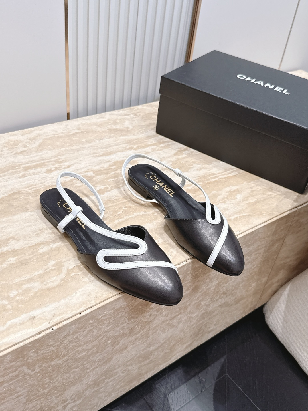 NO:885532,CHANEL Chanel 26vs early autumn counter's latest fashion shoe series... round-toe color-blocked toe sandals. Ms. Chanel loves simple and irresistible styles. The combination shows a unique dressing style, free mix and match to shine in place and follow the fashionable steps of grandma!  !  !  The top-notch craftsmanship and texture are perfectly presented. No matter any details, you can compare them with the counters. You can enter and exit the counters at will with the best quality goods!  !  Fabric: Original customized sheepskin/color matching process Lining: Original customized sheepskin Foot pads: Original customized sheepskin Outsole: Original customized leather combination sole Heel height: 1cm Size: 35-39 (40.41.42. Customized items are non-refundable), single-shoe sandals, chanel, chanel, sandals, sheepskin19860909CHANEL 香奈儿 26vs早秋专柜最新时装鞋系列……圆头拼色包头凉鞋 香奈儿女士钟爱简约又难以抗拒系 搭配展现与众不同的穿搭风格、自由混搭闪耀到位跟紧香奶奶时尚步伐！！！ 顶级工艺质感完美呈现,无论任何细节均可对比专柜,最好级别的顶级货,随意进出专柜！！ 面料: 原版定制羊皮/拼色工艺 内里: 原版定制羊皮 垫脚: 原版定制羊皮 大底: 原版定制真皮组合底 跟高: 1cm 码数: 35-39（40.41.42.定制不退换）,单鞋凉鞋,chanel,chanel,sandals,sheepskin,Women's Shoes