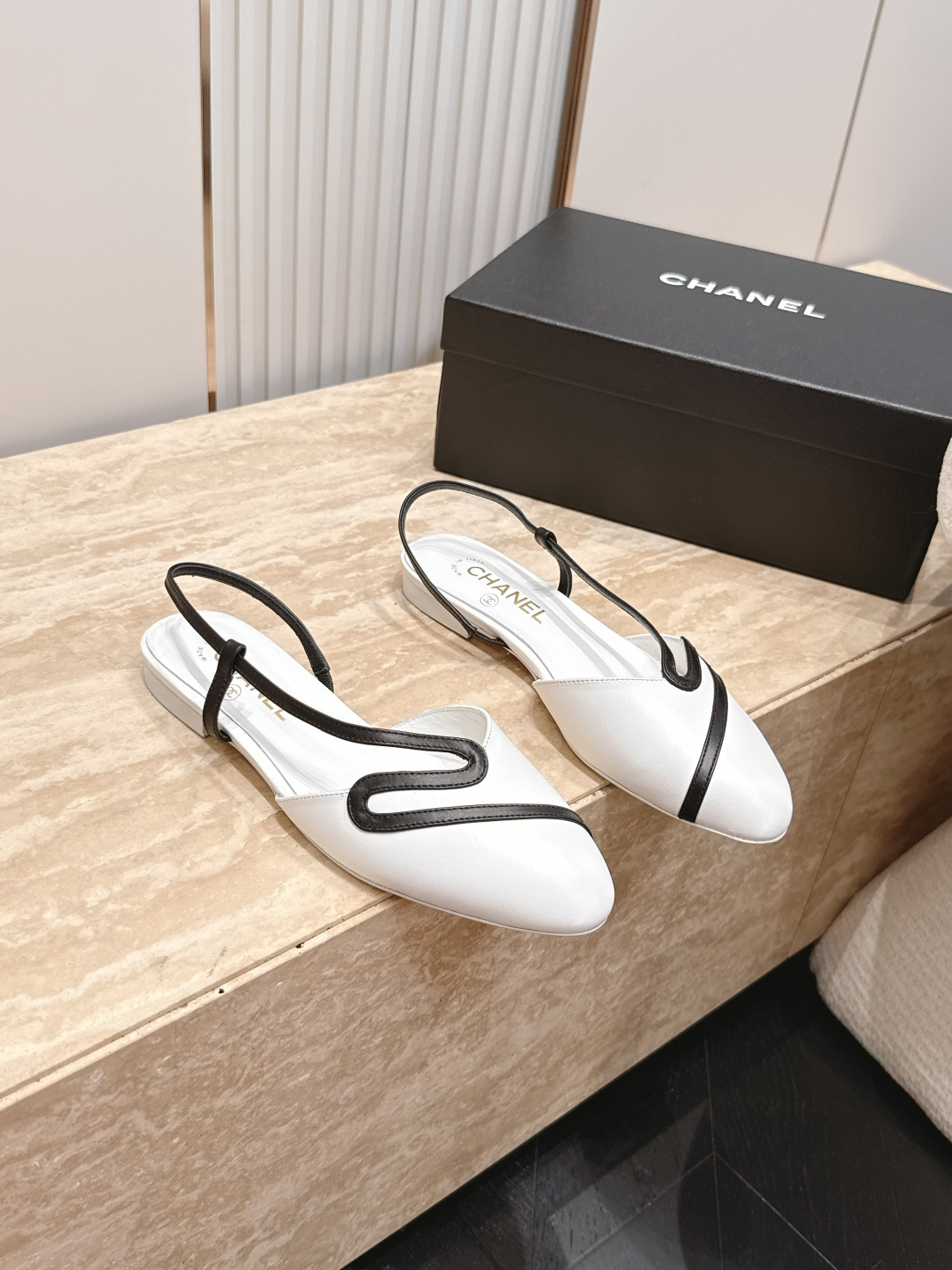 NO:885541,Flat style CHANEL Chanel 26vs latest fashion shoe series in the early autumn counter... round toe color-blocked toe sandals. Ms. Chanel loves simplicity and irresistibility. The combination shows a unique dressing style, free mix and match to shine in place and follow the fashionable steps of the tight-fragrant grandma!  !  !  The top-notch craftsmanship and texture are perfectly presented. No matter any details, you can compare them with the counters. You can enter and exit the counters at will with the best quality goods!  !  Fabric: Original customized sheepskin/color matching process Lining: Original customized sheepskin Foot pads: Original customized sheepskin Outsole: Original customized leather combination sole Heel height: 1cm Size: 35-39 (40.41.42. Customized items are non-refundable), single-shoe sandals, chanel, chanel, sandals, sheepskin19860909平底款 CHANEL 香奈儿 26vs早秋专柜最新时装鞋系列……圆头拼色包头凉鞋 香奈儿女士钟爱简约又难以抗拒系 搭配展现与众不同的穿搭风格、自由混搭闪耀到位跟紧香奶奶时尚步伐！！！ 顶级工艺质感完美呈现,无论任何细节均可对比专柜,最好级别的顶级货,随意进出专柜！！ 面料: 原版定制羊皮/拼色工艺 内里: 原版定制羊皮 垫脚: 原版定制羊皮 大底: 原版定制真皮组合底 跟高: 1cm 码数: 35-39（40.41.42.定制不退换）,单鞋凉鞋,chanel,chanel,sandals,sheepskin,Women's Shoes