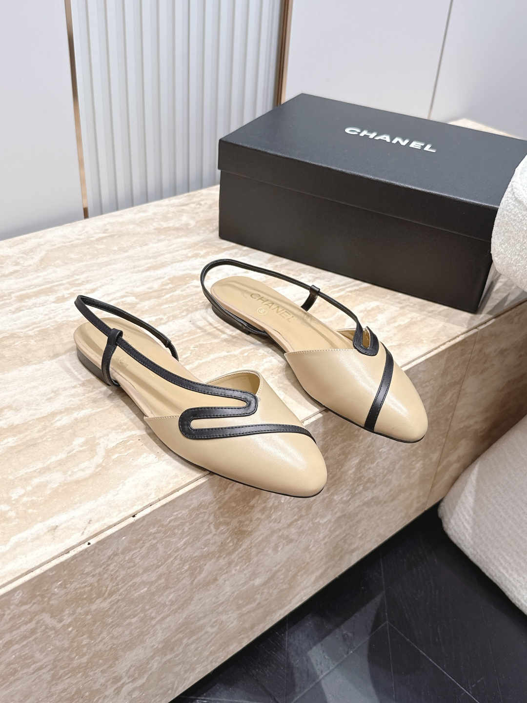 NO:885549,Flat style CHANEL Chanel 26vs latest fashion shoe series in the early autumn counter... round toe color-blocked toe sandals. Ms. Chanel loves simplicity and irresistibility. The combination shows a unique dressing style, free mix and match to shine in place and follow the fashionable steps of the tight-fragrant grandma!  !  !  The top-notch craftsmanship and texture are perfectly presented. No matter any details, you can compare them with the counters. You can enter and exit the counters at will with the best quality goods!  !  Fabric: Original customized sheepskin/color matching process Lining: Original customized sheepskin Foot pads: Original customized sheepskin Outsole: Original customized leather combination sole Heel height: 1cm Size: 35-39 (40.41.42. Customized items are non-refundable), single-shoe sandals, chanel, chanel, sandals, sheepskin19860909平底款 CHANEL 香奈儿 26vs早秋专柜最新时装鞋系列……圆头拼色包头凉鞋 香奈儿女士钟爱简约又难以抗拒系 搭配展现与众不同的穿搭风格、自由混搭闪耀到位跟紧香奶奶时尚步伐！！！ 顶级工艺质感完美呈现,无论任何细节均可对比专柜,最好级别的顶级货,随意进出专柜！！ 面料: 原版定制羊皮/拼色工艺 内里: 原版定制羊皮 垫脚: 原版定制羊皮 大底: 原版定制真皮组合底 跟高: 1cm 码数: 35-39（40.41.42.定制不退换）,单鞋凉鞋,chanel,chanel,sandals,sheepskin,Women's Shoes