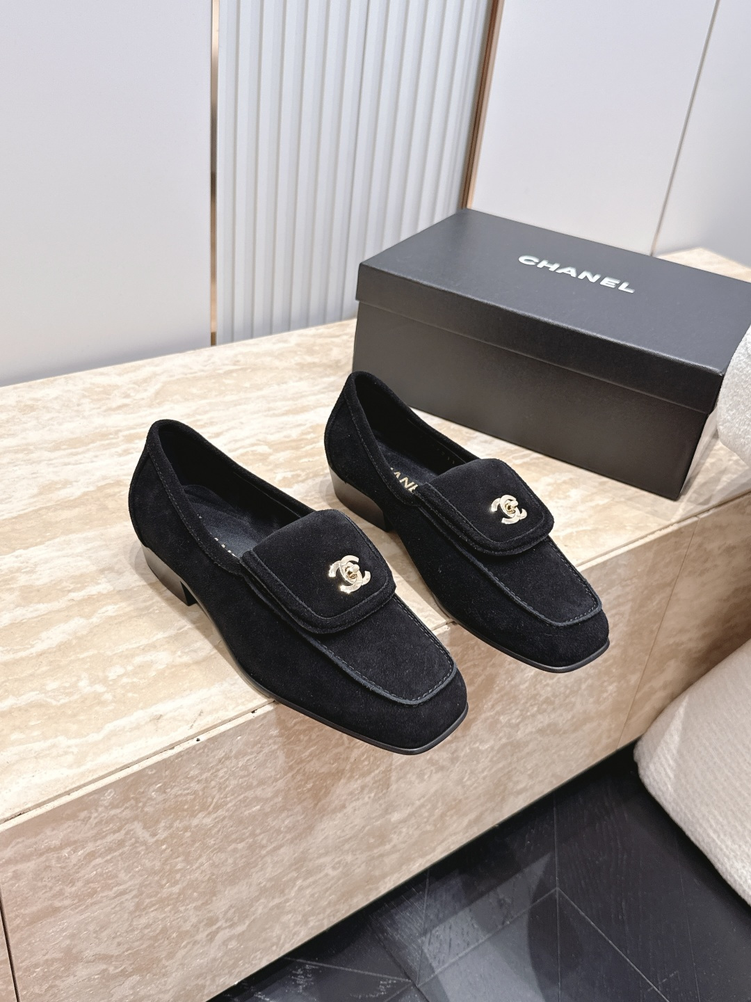 NO:885477,CHANEL Chanel 26vs spring and summer counter's latest fashion shoe series...square-toe lock shoes. Ms. Chanel loves simple and irresistible styles. The combination shows a unique dressing style, free mix and match to shine in place and follow the fashionable steps of Grandma!  !  !  The top-notch craftsmanship and texture are perfectly presented. No matter any details, you can compare them with the counters. You can enter and exit the counters at will with the best quality goods!  !  Fabric: Original customized cowhide/customized lock buckle Lining: Original customized sheepskin Foot pads: Original customized sheepskin Outsole: Original customized leather combination sole Heel height: 3.5cm Size: 35-39 (40.41. Customized items are non-refundable), single shoes, chanel, chanel, cowhide, sheepskin19860909CHANEL 香奈儿 26vs春夏专柜最新时装单鞋系列……方头锁扣单鞋 香奈儿女士钟爱简约又难以抗拒系 搭配展现与众不同的穿搭风格、自由混搭闪耀到位跟紧香奶奶时尚步伐！！！ 顶级工艺质感完美呈现,无论任何细节均可对比专柜,最好级别的顶级货,随意进出专柜！！ 面料: 原版定制牛皮/定制锁扣 内里: 原版定制羊皮 垫脚: 原版定制羊皮 大底: 原版定制真皮组合底 跟高: 3.5cm 码数: 35-39（40.41.定制不退换）,单鞋,chanel,chanel,cowhide,sheepskin,Women's Shoes