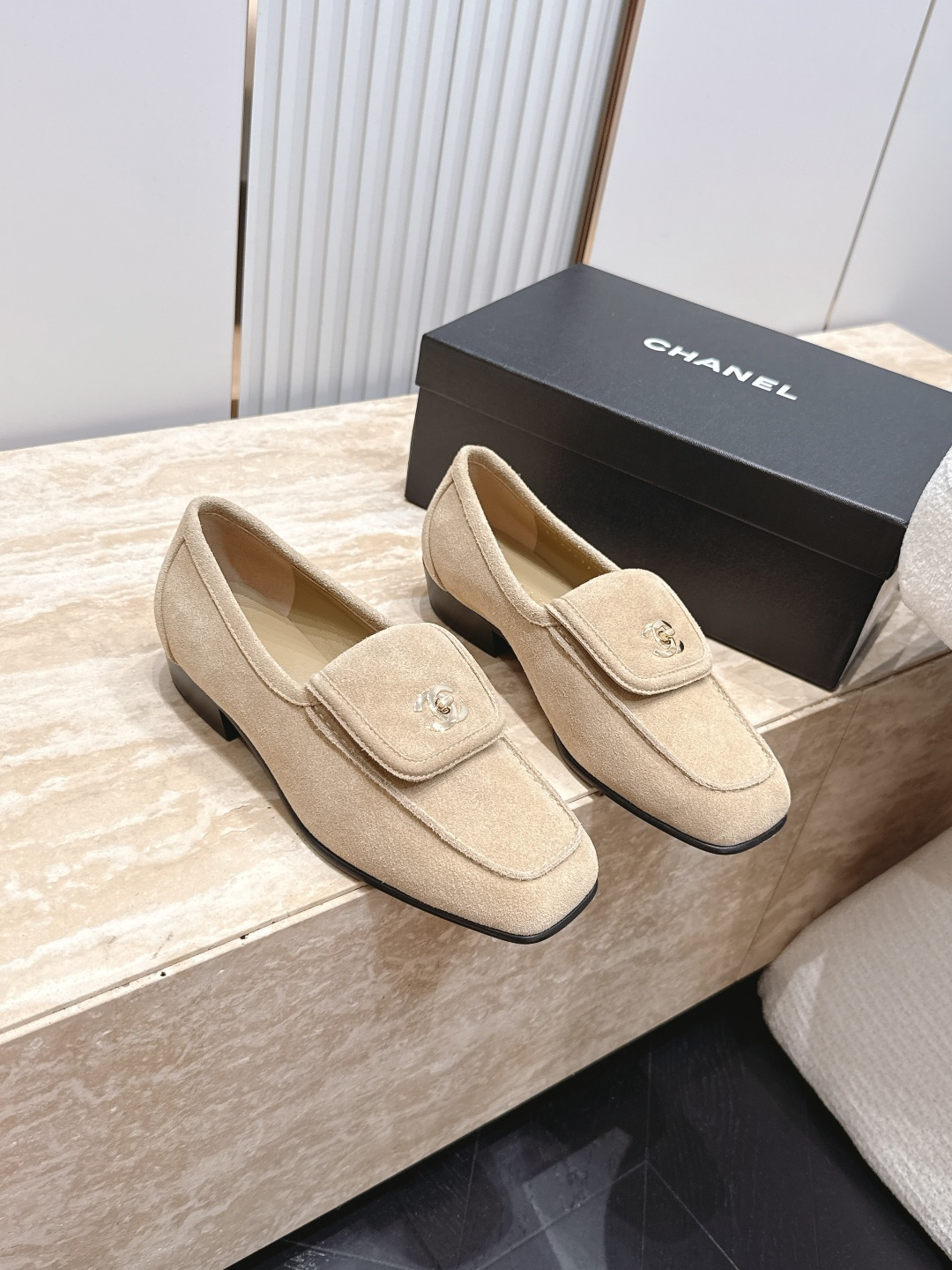 NO:885486,CHANEL Chanel 26vs spring and summer counter's latest fashion shoe series...square-toe lock shoes. Ms. Chanel loves simple and irresistible styles. The combination shows a unique dressing style, free mix and match to shine in place and follow the fashionable steps of Grandma!  !  !  The top-notch craftsmanship and texture are perfectly presented. No matter any details, you can compare them with the counters. You can enter and exit the counters at will with the best quality goods!  !  Fabric: Original customized cowhide/customized lock buckle Lining: Original customized sheepskin Foot pads: Original customized sheepskin Outsole: Original customized leather combination sole Heel height: 3.5cm Size: 35-39 (40.41. Customized items are non-refundable), single shoes, chanel, chanel, cowhide, sheepskin19860909CHANEL 香奈儿 26vs春夏专柜最新时装单鞋系列……方头锁扣单鞋 香奈儿女士钟爱简约又难以抗拒系 搭配展现与众不同的穿搭风格、自由混搭闪耀到位跟紧香奶奶时尚步伐！！！ 顶级工艺质感完美呈现,无论任何细节均可对比专柜,最好级别的顶级货,随意进出专柜！！ 面料: 原版定制牛皮/定制锁扣 内里: 原版定制羊皮 垫脚: 原版定制羊皮 大底: 原版定制真皮组合底 跟高: 3.5cm 码数: 35-39（40.41.定制不退换）,单鞋,chanel,chanel,cowhide,sheepskin,Women's Shoes