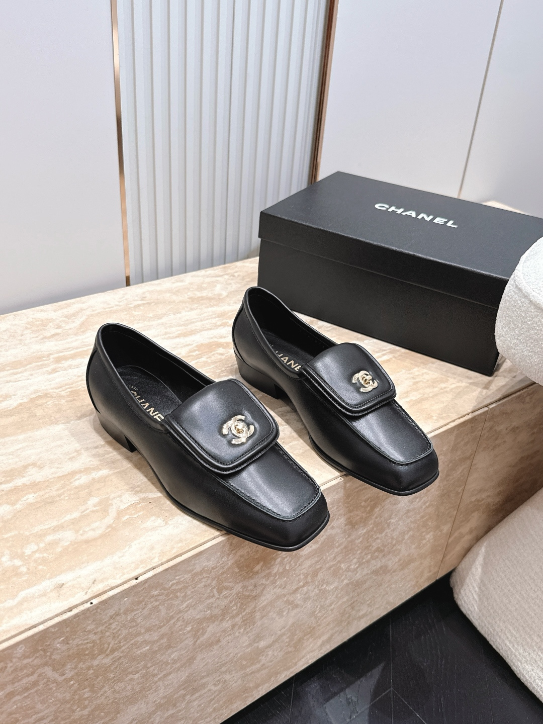 NO:885497,CHANEL Chanel 26vs spring and summer counter's latest fashion shoe series...square-toe lock shoes. Ms. Chanel loves simple and irresistible styles. The combination shows a unique dressing style, free mix and match to shine in place and follow the fashionable steps of Grandma!  !  !  The top-notch craftsmanship and texture are perfectly presented. No matter any details, you can compare them with the counters. You can enter and exit the counters at will with the best quality goods!  !  Fabric: Original customized cowhide/customized lock buckle Lining: Original customized sheepskin Foot pads: Original customized sheepskin Outsole: Original customized leather combination sole Heel height: 3.5cm Size: 35-39 (40.41. Customized items are non-refundable), single shoes, chanel, chanel, cowhide, sheepskin19860909CHANEL 香奈儿 26vs春夏专柜最新时装单鞋系列……方头锁扣单鞋 香奈儿女士钟爱简约又难以抗拒系 搭配展现与众不同的穿搭风格、自由混搭闪耀到位跟紧香奶奶时尚步伐！！！ 顶级工艺质感完美呈现,无论任何细节均可对比专柜,最好级别的顶级货,随意进出专柜！！ 面料: 原版定制牛皮/定制锁扣 内里: 原版定制羊皮 垫脚: 原版定制羊皮 大底: 原版定制真皮组合底 跟高: 3.5cm 码数: 35-39（40.41.定制不退换）,单鞋,chanel,chanel,cowhide,sheepskin,Women's Shoes