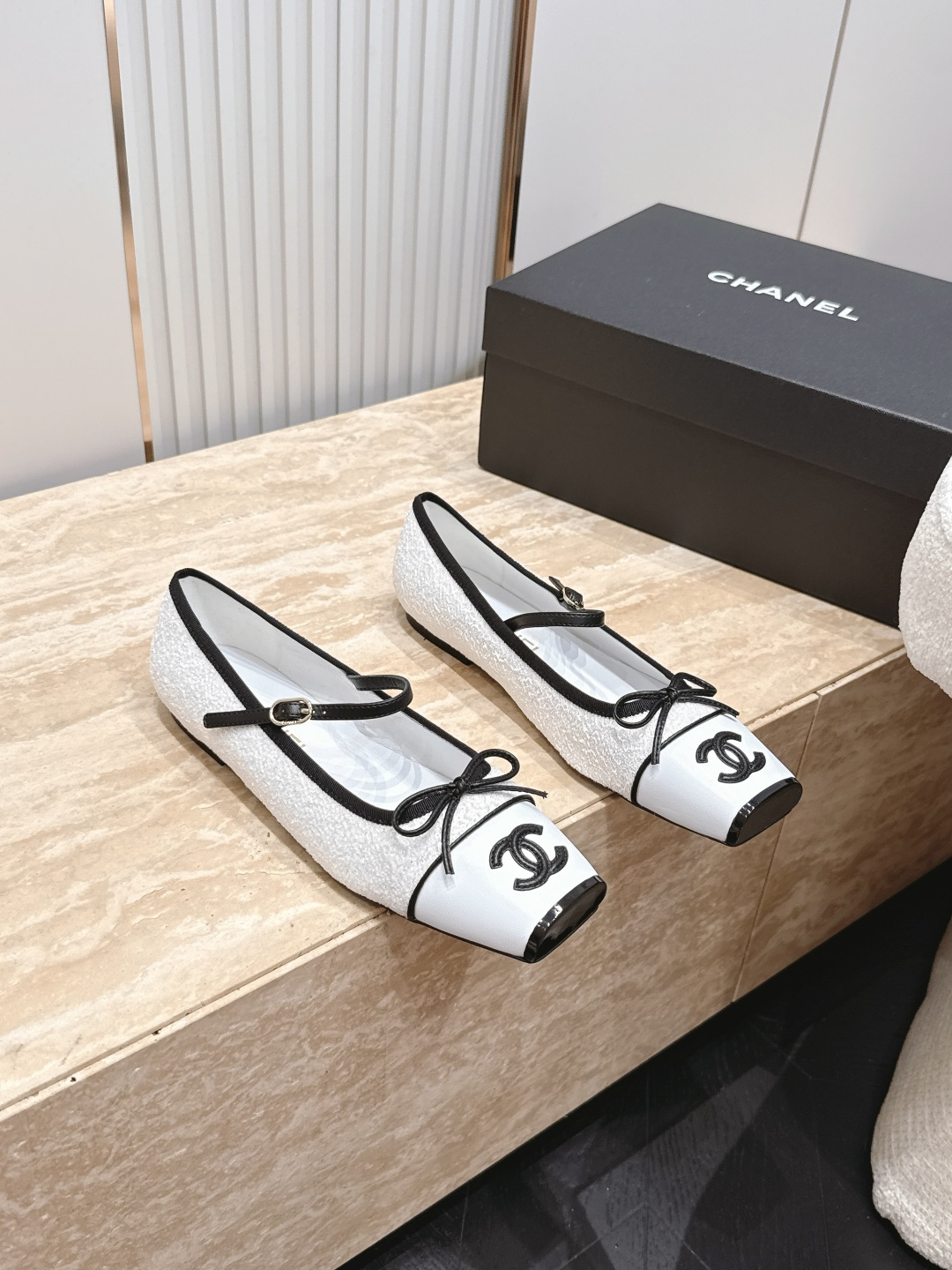 NO:885437,CHANEL Chanel 26vs early autumn counter's latest fashion shoe series... square toe color-blocked flat singles. Ms. Chanel loves simple and irresistible styles. The combination shows a unique dressing style, free mix and match to shine in place and follow the fashionable steps of the tight-fingered grandma!  !  !  The top-notch craftsmanship and texture are perfectly presented. No matter any details, you can compare them with the counters. You can enter and exit the counters at will with the best quality goods!  !  Fabric: Original customized sheepskin/color matching process Lining: Original customized sheepskin Foot pads: Original customized sheepskin Outsole: Original customized leather combination sole Heel height: 1.0cm Size: 35-39 (40.41.42. Customized items are non-refundable), half slippers, chanel, chanel, sheepskin19860909CHANEL 香奈儿26vs早秋专柜最新时装单鞋系列……方头拼色平底单 香奈儿女士钟爱简约又难以抗拒系 搭配展现与众不同的穿搭风格、自由混搭闪耀到位跟紧香奶奶时尚步伐！！！ 顶级工艺质感完美呈现,无论任何细节均可对比专柜,最好级别的顶级货,随意进出专柜！！ 面料: 原版定制羊皮/拼色工艺 内里: 原版定制羊皮 垫脚: 原版定制羊皮 大底: 原版定制真皮组合底 跟高: 1.0cm 码数: 35-39（40.41.42.定制不退换）,半拖单鞋,chanel,chanel,sheepskin,Women's Shoes