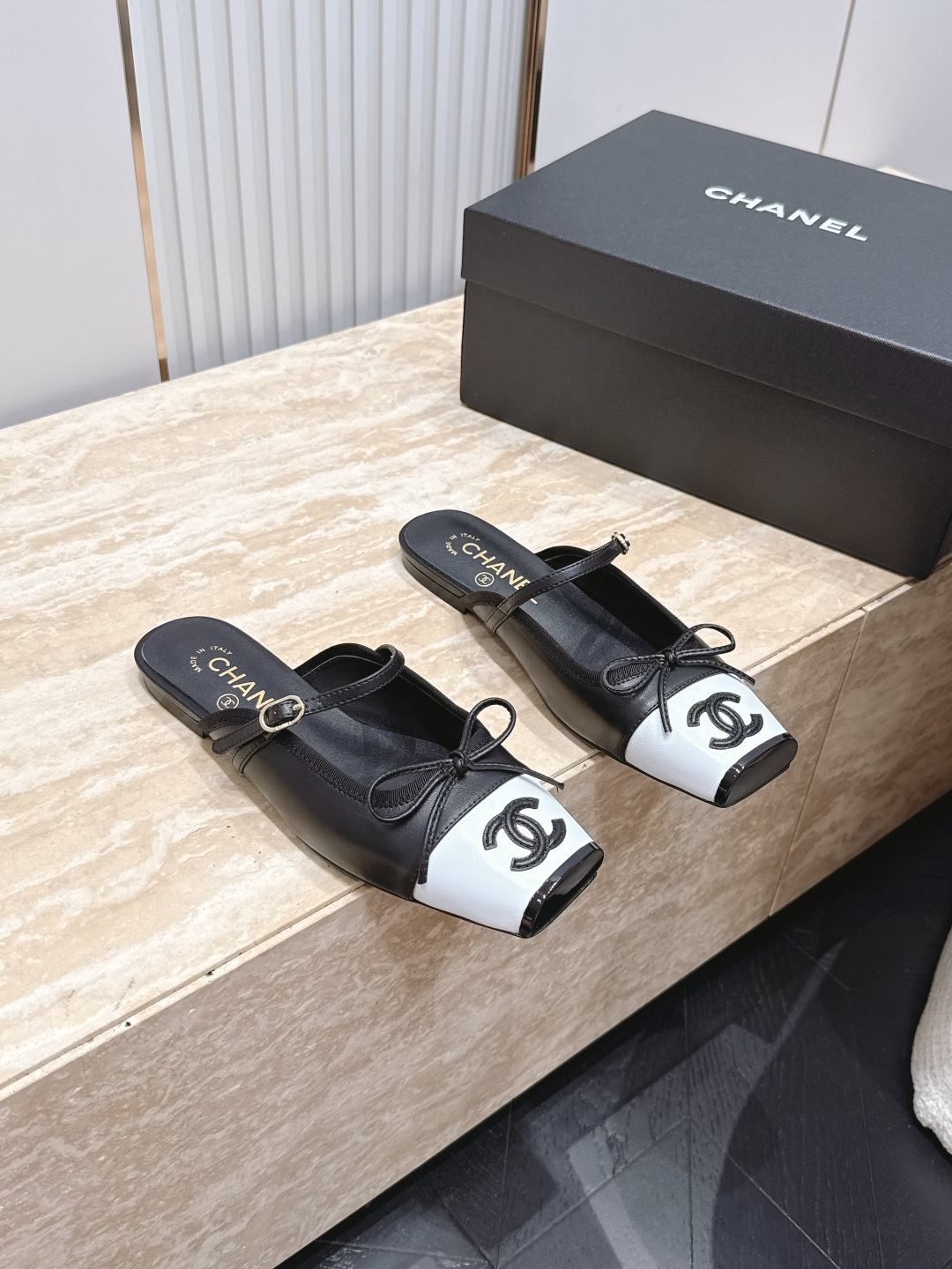 NO:885458,CHANEL Chanel 26vs early autumn counter's latest fashion shoe series... square-toe color-blocked flat-soled half-slippers. Ms. Chanel loves simple and irresistible styles. The combination shows a unique dressing style, free to mix and match to shine in place and follow the fashionable steps of her grandma!  !  !  The top-notch craftsmanship and texture are perfectly presented. No matter any details, you can compare them with the counters. You can enter and exit the counters at will with the best quality goods!  !  Fabric: Original customized sheepskin/color matching process Lining: Original customized sheepskin Foot pads: Original customized sheepskin Outsole: Original customized leather combination sole Heel height: 1.0cm Size: 35-39 (40.41.42. Customized items are non-returnable), half slippers, chanel, chanel, slippers, sheepskin19860909CHANEL 香奈儿26vs早秋专柜最新时装单鞋系列……方头拼色平底半拖鞋 香奈儿女士钟爱简约又难以抗拒系 搭配展现与众不同的穿搭风格、自由混搭闪耀到位跟紧香奶奶时尚步伐！！！ 顶级工艺质感完美呈现,无论任何细节均可对比专柜,最好级别的顶级货,随意进出专柜！！ 面料: 原版定制羊皮/拼色工艺 内里: 原版定制羊皮 垫脚: 原版定制羊皮 大底: 原版定制真皮组合底 跟高: 1.0cm 码数: 35-39（40.41.42.定制不退换）,半拖单鞋,chanel,chanel,slippers,sheepskin,Women's Shoes