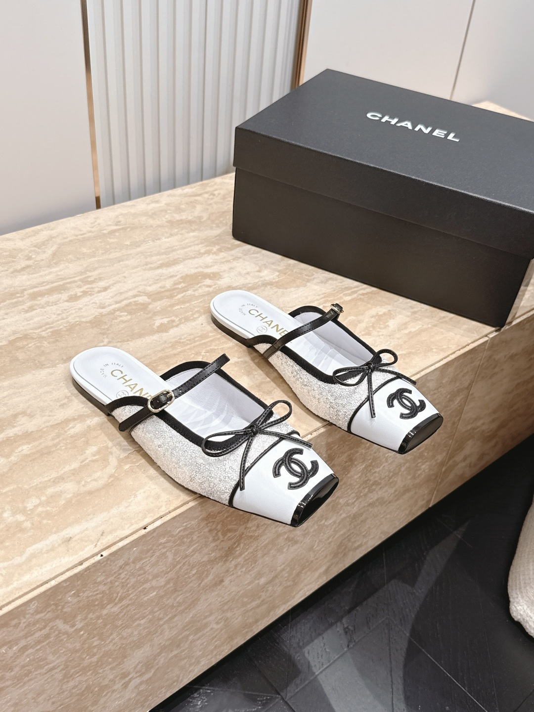 NO:885468,CHANEL Chanel 26vs early autumn counter's latest fashion shoe series... square-toe color-blocked flat-soled half-slippers. Ms. Chanel loves simple and irresistible styles. The combination shows a unique dressing style, free to mix and match to shine in place and follow the fashionable steps of her grandma!  !  !  The top-notch craftsmanship and texture are perfectly presented. No matter any details, you can compare them with the counters. You can enter and exit the counters at will with the best quality goods!  !  Fabric: Original customized sheepskin/color matching process Lining: Original customized sheepskin Foot pads: Original customized sheepskin Outsole: Original customized leather combination sole Heel height: 1.0cm Size: 35-39 (40.41.42. Customized items are non-returnable), half slippers, chanel, chanel, slippers, sheepskin19860909CHANEL 香奈儿26vs早秋专柜最新时装单鞋系列……方头拼色平底半拖鞋 香奈儿女士钟爱简约又难以抗拒系 搭配展现与众不同的穿搭风格、自由混搭闪耀到位跟紧香奶奶时尚步伐！！！ 顶级工艺质感完美呈现,无论任何细节均可对比专柜,最好级别的顶级货,随意进出专柜！！ 面料: 原版定制羊皮/拼色工艺 内里: 原版定制羊皮 垫脚: 原版定制羊皮 大底: 原版定制真皮组合底 跟高: 1.0cm 码数: 35-39（40.41.42.定制不退换）,半拖单鞋,chanel,chanel,slippers,sheepskin,Women's Shoes