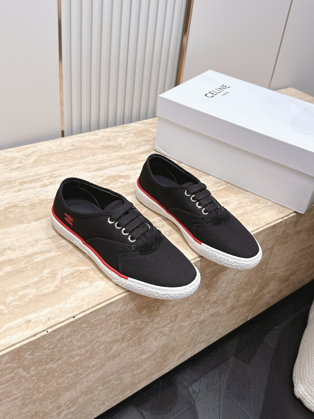 NO:885442,CELlNE Celine 2026 vs Paris Fashion Conference’s latest popular casual series... round-toe canvas casual shoes, fashionable casual lovers’ trendy models, counter genuine 1-1 early autumn Korean trend version!  The counter recommends a top quality product with perfect workmanship and perfect details, counter quality!  Contrasting color positioning and splicing design!  Fashionable and casual personality!  Look like a goddess on your feet!  Simple line design, three-dimensional cutting, super invincible style, looks good no matter how you match it, super popular elements and colors, the whole set is youthful and beautiful, relaxed and eye-catching in the crowd, casual, comfortable, fashionable and versatile, a high-quality casual suit without any sense of age... Fabric: Original customized military canvas Lining: Original customized sheepskin Footing: Original customized sheepskin Outsole: Original molded TPU molded sole Packaging: Original full set of packaging Code number:  35-39 (40.41. Customization is non-refundable), casual shoes/sports shoes, sneakers, sheepskin19860909CELlNE 塞琳2026vs巴黎时装发布会最新爆款休闲系列……圆头帆布休闲鞋 时尚潮流休闲情女潮流款专柜正品1-1早秋韩潮流版！专柜推荐一个顶级好东西做工,细节都堪称完美,专柜品质！撞色定位拼接设计！时尚休闲个性！上脚大气女神范！简约线条设计,立体剪栽,超级无敌有范儿,怎么搭配都好看,超级流行的元素和颜色整套穿着青春靓丽,轻松自在的在人群中吸晴养眼穿着效果,休闲舒适又时尚百搭,没有年龄感的高品质休闲套装…… 面料: 原版定制军工帆布 内里: 原版定制羊皮 垫脚: 原版定制羊皮 大底: 原版开模TPU成型底 包装: 原版全套包装 码数: 35-39（40.41.定制不退换）,休闲鞋/运动鞋,sneakers,sheepskin,Women's Shoes