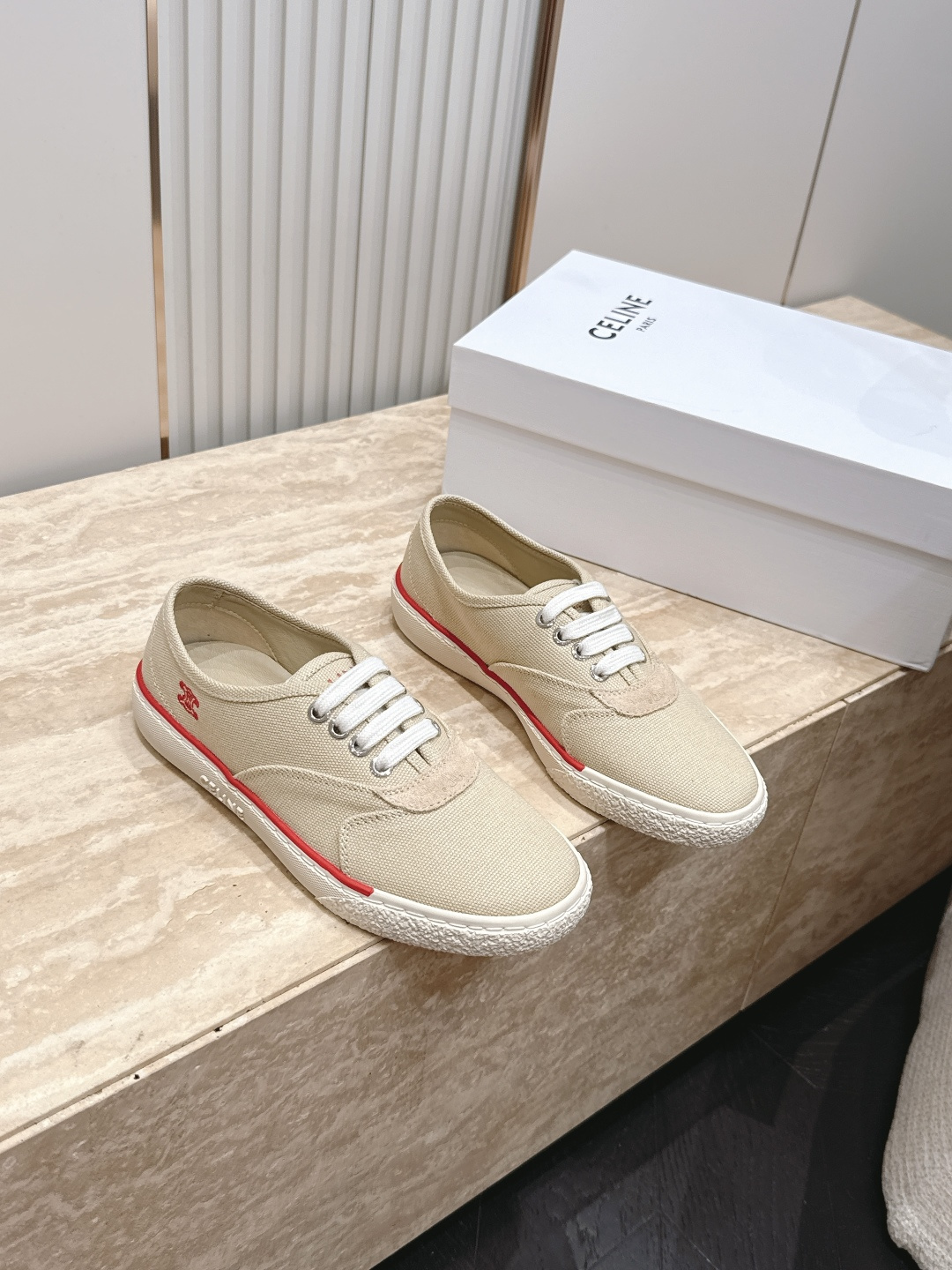 NO:885456,CELlNE Celine 2026 vs Paris Fashion Conference’s latest popular casual series... round-toe canvas casual shoes, fashionable casual lovers’ trendy models, counter genuine 1-1 early autumn Korean trend version!  The counter recommends a top quality product with perfect workmanship and perfect details, counter quality!  Contrasting color positioning and splicing design!  Fashionable and casual personality!  Look like a goddess on your feet!  Simple line design, three-dimensional cutting, super invincible style, looks good no matter how you match it, super popular elements and colors, the whole set is youthful and beautiful, relaxed and eye-catching in the crowd, casual, comfortable, fashionable and versatile, a high-quality casual suit without any sense of age... Fabric: Original customized military canvas Lining: Original customized sheepskin Footing: Original customized sheepskin Outsole: Original molded TPU molded sole Packaging: Original full set of packaging Code number:  35-39 (40.41. Customization is non-refundable), casual shoes/sports shoes, sneakers, sheepskin19860909CELlNE 塞琳2026vs巴黎时装发布会最新爆款休闲系列……圆头帆布休闲鞋 时尚潮流休闲情女潮流款专柜正品1-1早秋韩潮流版！专柜推荐一个顶级好东西做工,细节都堪称完美,专柜品质！撞色定位拼接设计！时尚休闲个性！上脚大气女神范！简约线条设计,立体剪栽,超级无敌有范儿,怎么搭配都好看,超级流行的元素和颜色整套穿着青春靓丽,轻松自在的在人群中吸晴养眼穿着效果,休闲舒适又时尚百搭,没有年龄感的高品质休闲套装…… 面料: 原版定制军工帆布 内里: 原版定制羊皮 垫脚: 原版定制羊皮 大底: 原版开模TPU成型底 包装: 原版全套包装 码数: 35-39（40.41.定制不退换）,休闲鞋/运动鞋,sneakers,sheepskin,Women's Shoes