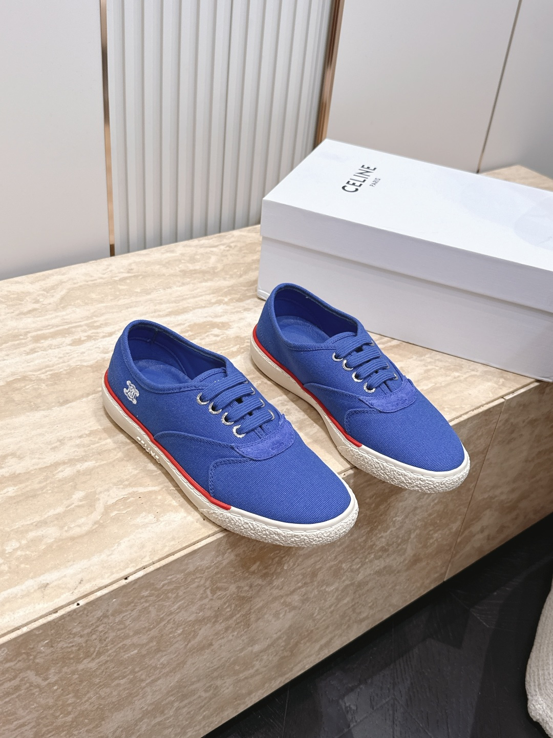NO:885464,CELlNE Celine 2026 vs Paris Fashion Conference’s latest popular casual series... round-toe canvas casual shoes, fashionable casual lovers’ trendy models, counter genuine 1-1 early autumn Korean trend version!  The counter recommends a top quality product with perfect workmanship and perfect details, counter quality!  Contrasting color positioning and splicing design!  Fashionable and casual personality!  Look like a goddess on your feet!  Simple line design, three-dimensional cutting, super invincible style, looks good no matter how you match it, super popular elements and colors, the whole set is youthful and beautiful, relaxed and eye-catching in the crowd, casual, comfortable, fashionable and versatile, a high-quality casual suit without any sense of age... Fabric: Original customized military canvas Lining: Original customized sheepskin Footing: Original customized sheepskin Outsole: Original molded TPU molded sole Packaging: Original full set of packaging Code number:  35-39 (40.41. Customization is non-refundable), casual shoes/sports shoes, sneakers, sheepskin19860909CELlNE 塞琳2026vs巴黎时装发布会最新爆款休闲系列……圆头帆布休闲鞋 时尚潮流休闲情女潮流款专柜正品1-1早秋韩潮流版！专柜推荐一个顶级好东西做工,细节都堪称完美,专柜品质！撞色定位拼接设计！时尚休闲个性！上脚大气女神范！简约线条设计,立体剪栽,超级无敌有范儿,怎么搭配都好看,超级流行的元素和颜色整套穿着青春靓丽,轻松自在的在人群中吸晴养眼穿着效果,休闲舒适又时尚百搭,没有年龄感的高品质休闲套装…… 面料: 原版定制军工帆布 内里: 原版定制羊皮 垫脚: 原版定制羊皮 大底: 原版开模TPU成型底 包装: 原版全套包装 码数: 35-39（40.41.定制不退换）,休闲鞋/运动鞋,sneakers,sheepskin,Women's Shoes