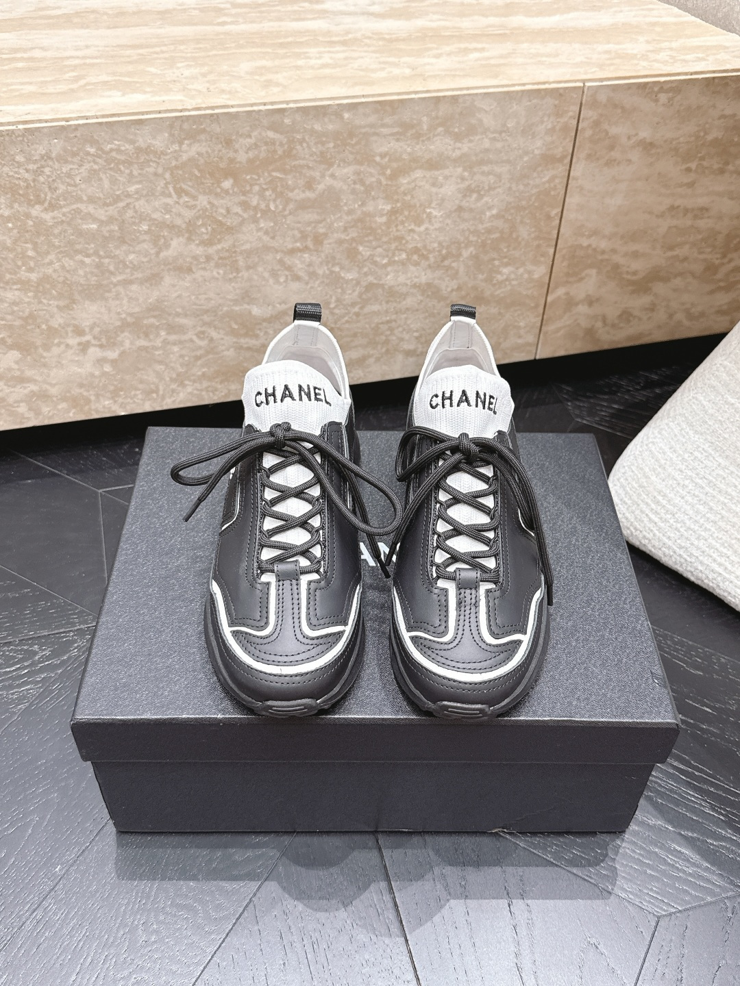 NO:885476,CHANEL Chanel 26A series new panda shoes casual sports shoes, synchronized with counters, very popular in counters, a shoe that is very difficult to buy, the most popular thick-soled panda shoes on the Internet, the classics are constantly upgraded, and the upper feet are so beautiful. As you can imagine, the color combination of two leather surfaces is not to be missed. It has both good looks and comfort. Simple and versatile. Increased height, super versatile, close your eyes, whoever wears it will look better. The upper is stitched with cowhide and suede.  Outsole original tpu outsole Size: 35-40 (41 40 customized, casual shoes/sports shoes, chanel, chanel, sneakers, cowhide19860909CHANEL香奈儿26A 系列 新款熊猫鞋休闲运动鞋 专柜同步 专柜非常火爆 非常难买的一款鞋 全网最火的厚底熊猫鞋 经典不断升级 上脚美炸了 可想而知小香控不可错过的 两种皮面的拼色碰撞 颜值与舒适并存的 简约百搭 增高超级百搭,闭眼入,谁穿谁好看  鞋面牛皮绒面皮拼接 大底原版tpu大底 码数:35-40（41 40定做,休闲鞋/运动鞋,chanel,chanel,sneakers,cowhide,Women's Shoes