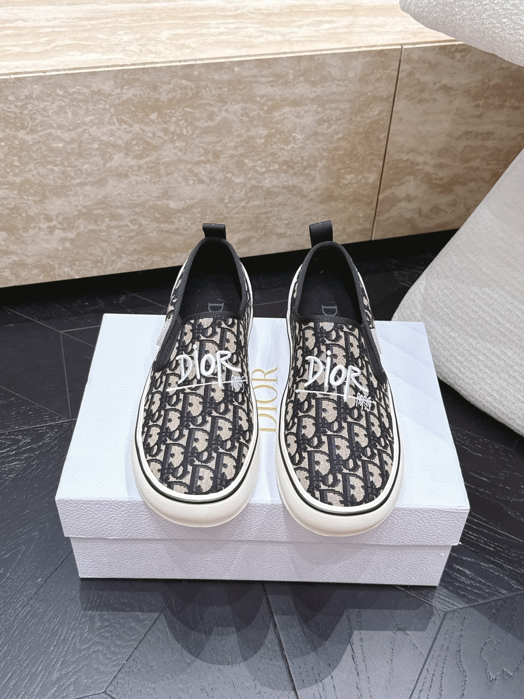 NO:885493,Men's Dior Dior 26ss catwalk series new mesh embroidered casual loafers are made with the brand's classic iconic letter embroidery surface, matched with leather footbeds of the same color, simple yet full of high-end sense, the Dior logo on the embroidery is clear and neat, classic, elegant and handsome, and is a big-name style that can be recognized at a glance. Original custom fabric for the upper, sheepskin lining, Italian genuine leather outsole  size39-45,casual shoes/sports shoes,dior,dior,loafers,sneakers,sheepskin,Leather soles19860909男款 Dior 迪奥 26ss走秀系列 新款网面刺绣休闲乐福鞋 以品牌经典标志性的字母刺绣面打造,搭配同色系的皮质鞋床,简约中带着满满的高级感,刺绣上的Dior标识清晰利落,经典高雅帅气,是一眼就能认出的大牌格调. 鞋面原版定制面料 内里羊皮 大底意大利真皮大底 size39-45,休闲鞋/运动鞋,dior,dior,loafers,sneakers,sheepskin,Leather soles,Women's Shoes