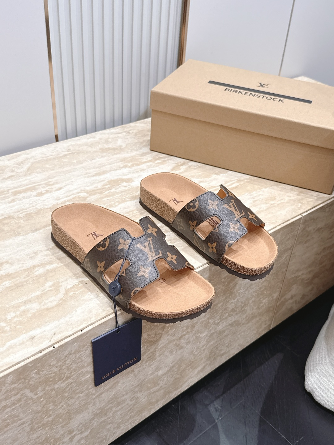 NO:885504,Couple style Louis vuitton donkey brand summer new retro Birkenstock slippers. The feet feel very comfortable. The color is very fashionable. The classic embossing is very eye-catching. It is retro and playful. It can easily create a fashionable feeling. The arch support is super stable. You will not be tired after walking all day. The upper is cowhide. Non-slip Birkenstock bottom. Size#35-45 (45 is custom-made and non-returnable). Slippers, louis vuitton, louis vuitton, slippers, cowhide19860909情侣款 Louis vuitton 驴牌夏季新款复古勃肯拖鞋 脚感巨舒服配色贼洋气,经典压花超吸睛,复古又俏皮,轻松凹出时髦感,足弓支撑超稳,暴走一天都不累,鞋面牛皮 防滑勃肯底 Size#35-45（45 订做不退换）,拖鞋,louis vuitton,louis vuitton,slippers,cowhide,Women's Shoes