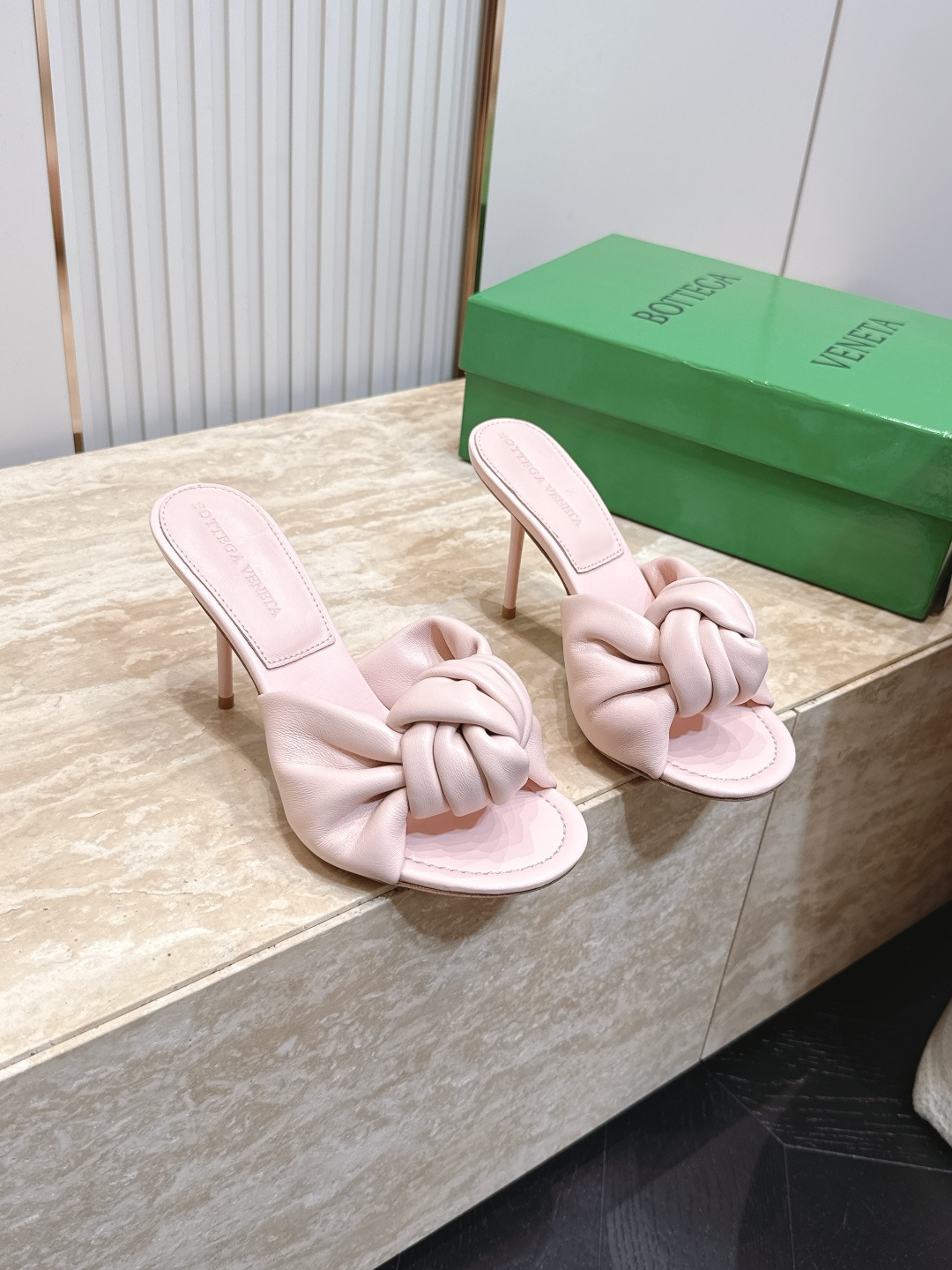 BV Cherry Flat Mule 舒适百搭 拖鞋 高跟 设计 舒适小羊皮 打结🪢 系列 跟高 9 