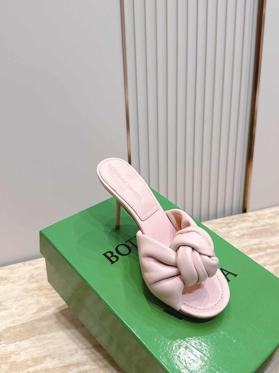BV Cherry Flat Mule 舒适百搭 拖鞋 高跟 设计 舒适小羊皮 打结🪢 系列 跟高 9 