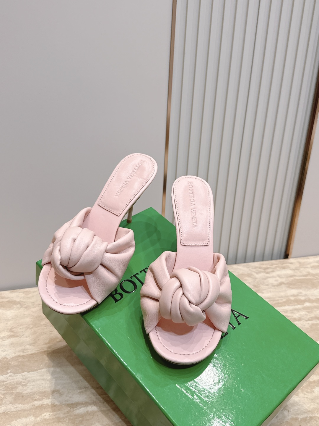 BV Cherry Flat Mule 舒适百搭 拖鞋 高跟 设计 舒适小羊皮 打结🪢 系列 跟高 9 