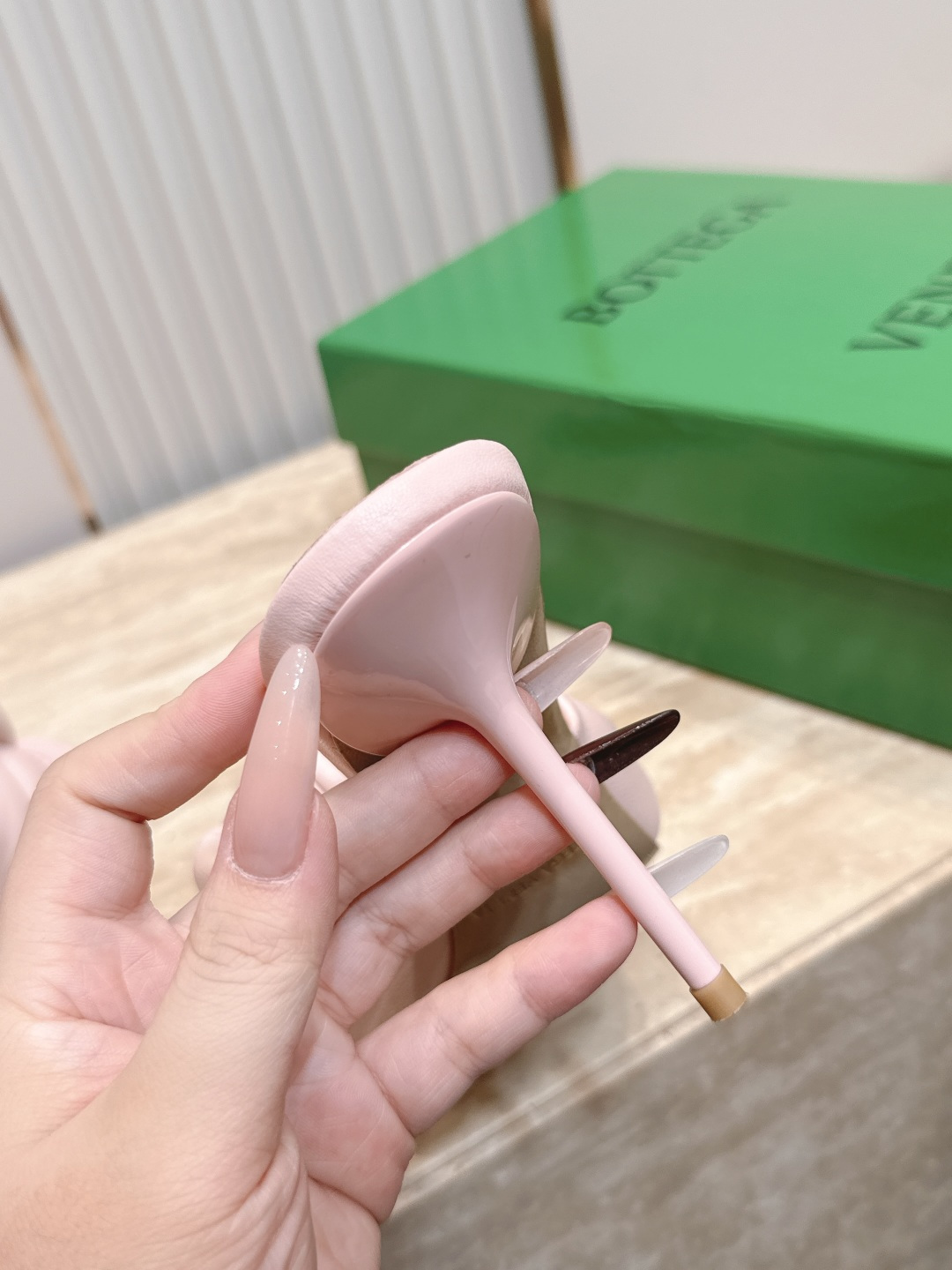 BV Cherry Flat Mule 舒适百搭 拖鞋 高跟 设计 舒适小羊皮 打结🪢 系列 跟高 9 