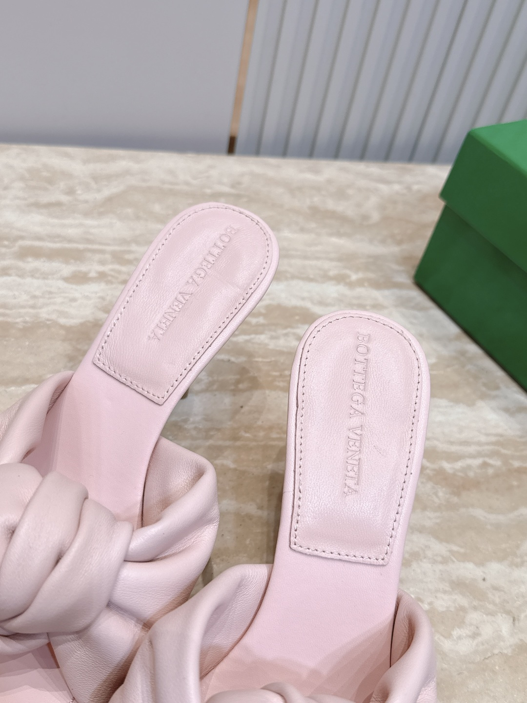 BV Cherry Flat Mule 舒适百搭 拖鞋 高跟 设计 舒适小羊皮 打结🪢 系列 跟高 9 