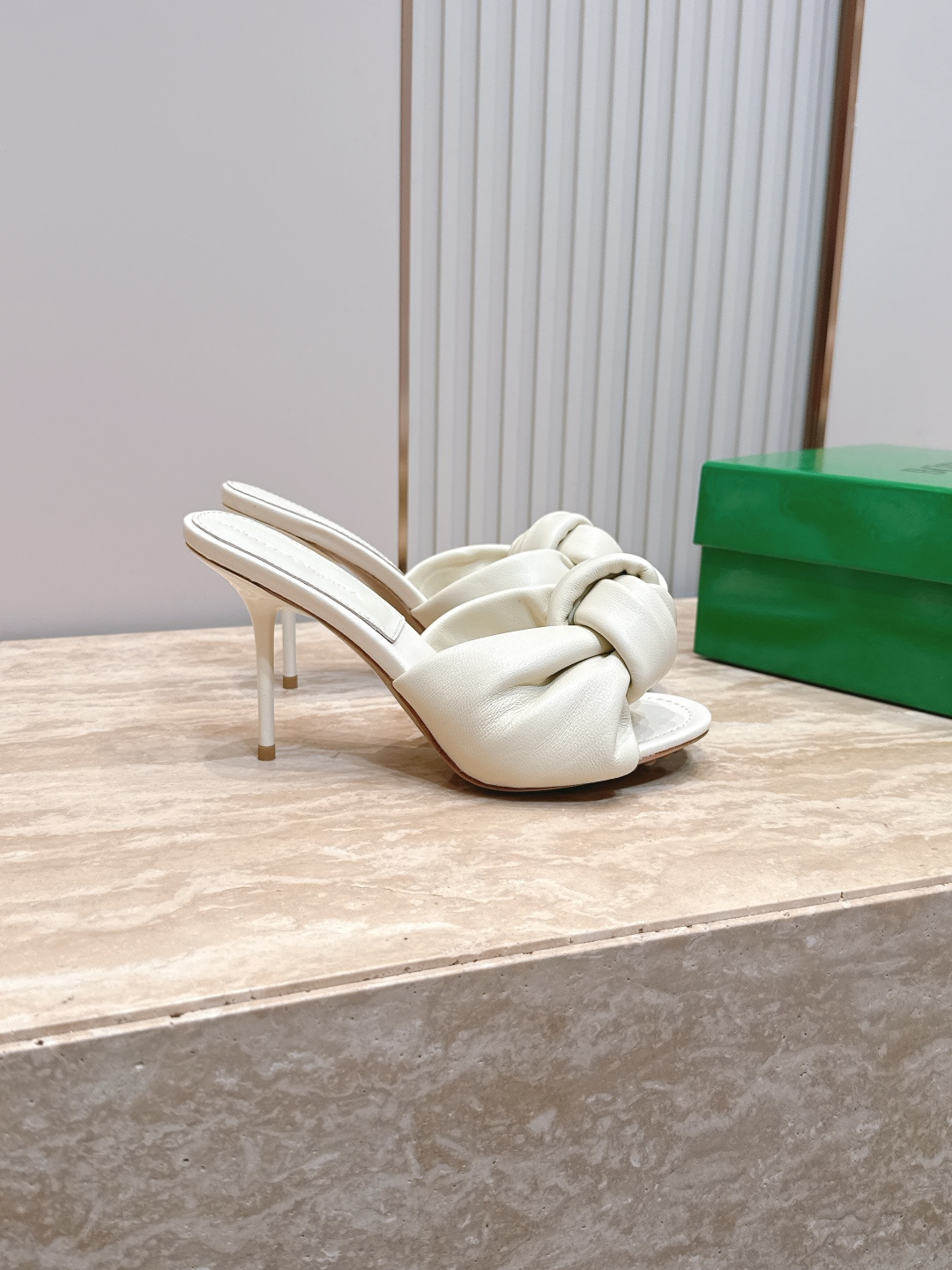 BV Cherry Flat Mule 舒适百搭 拖鞋 高跟 设计 舒适小羊皮 打结🪢 系列 跟高 9 