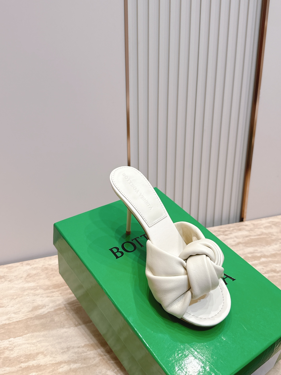 BV Cherry Flat Mule 舒适百搭 拖鞋 高跟 设计 舒适小羊皮 打结🪢 系列 跟高 9 