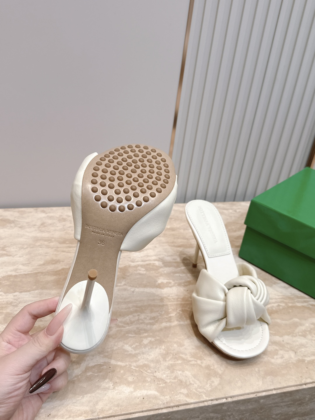 BV Cherry Flat Mule 舒适百搭 拖鞋 高跟 设计 舒适小羊皮 打结🪢 系列 跟高 9 