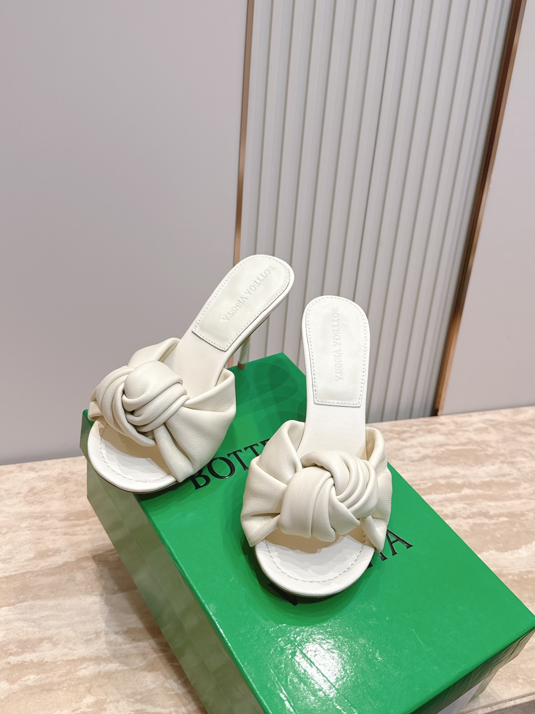 BV Cherry Flat Mule 舒适百搭 拖鞋 高跟 设计 舒适小羊皮 打结🪢 系列 跟高 9 