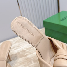 BV Cherry Flat Mule 舒适百搭 拖鞋 高跟 设计 舒适小羊皮 打结🪢 系列 跟高 9 BV Cherry Flat Mule 舒适百搭 拖鞋 高跟 设计 舒适小羊皮 打结🪢 系列 跟高 9