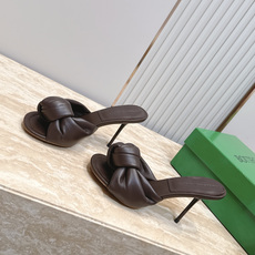 BV Cherry Flat Mule 舒适百搭 拖鞋 高跟 设计 舒适小羊皮 打结🪢 系列 跟高 9 BV Cherry Flat Mule 舒适百搭 拖鞋 高跟 设计 舒适小羊皮 打结🪢 系列 跟高 9