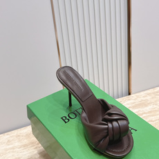 BV Cherry Flat Mule 舒适百搭 拖鞋 高跟 设计 舒适小羊皮 打结🪢 系列 跟高 9 BV Cherry Flat Mule 舒适百搭 拖鞋 高跟 设计 舒适小羊皮 打结🪢 系列 跟高 9